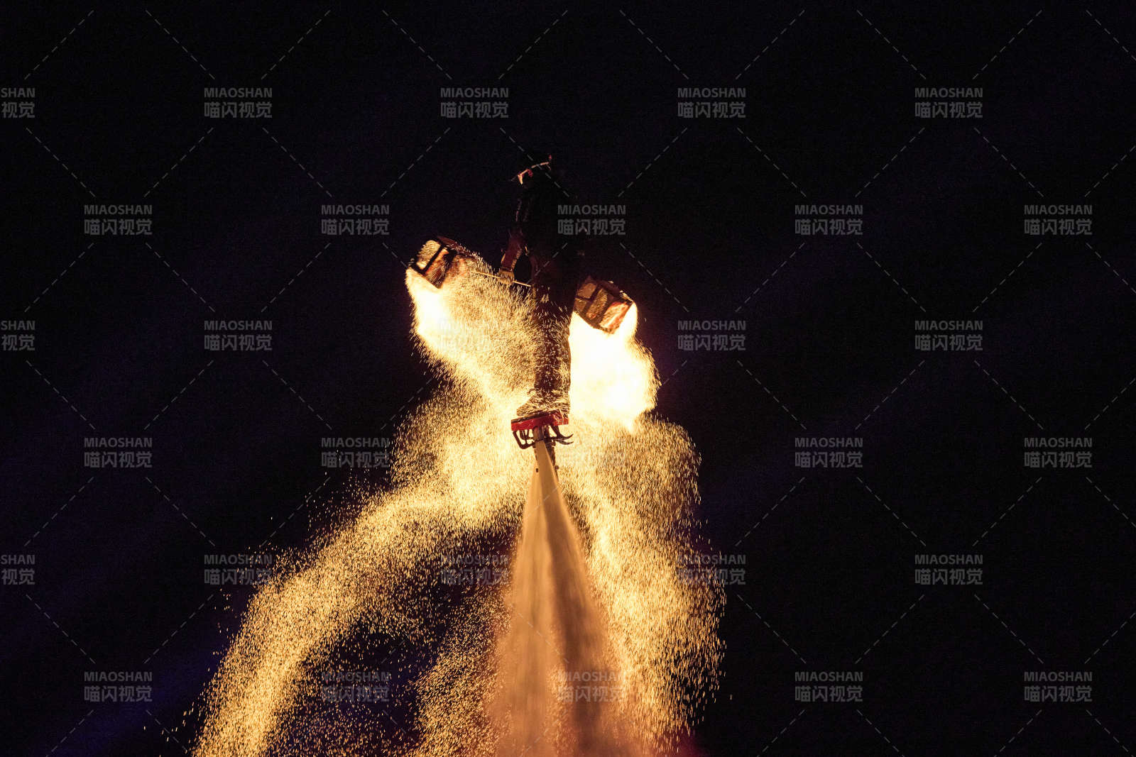 创新非遗表演项目水上飞人火壶表演