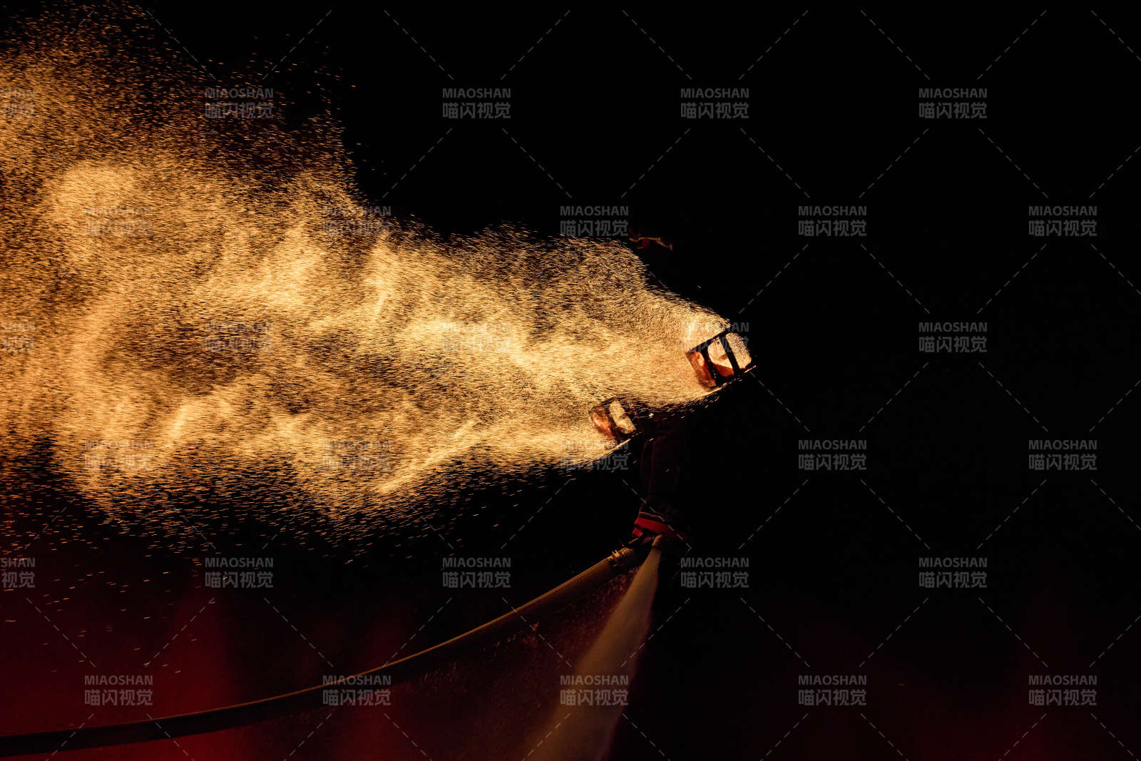 创新非遗表演项目水上飞人火壶表演