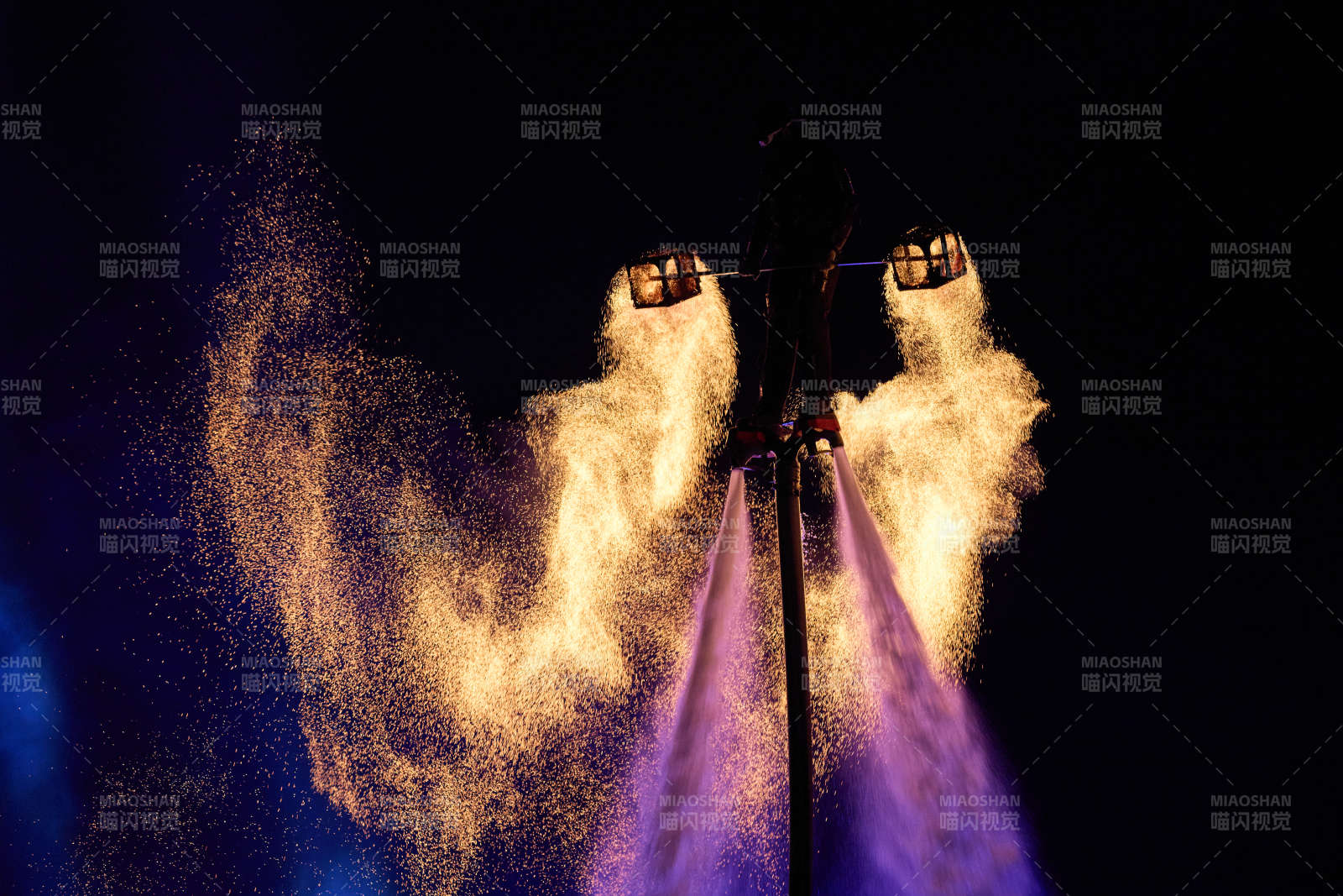 创新非遗表演项目水上飞人火壶表演