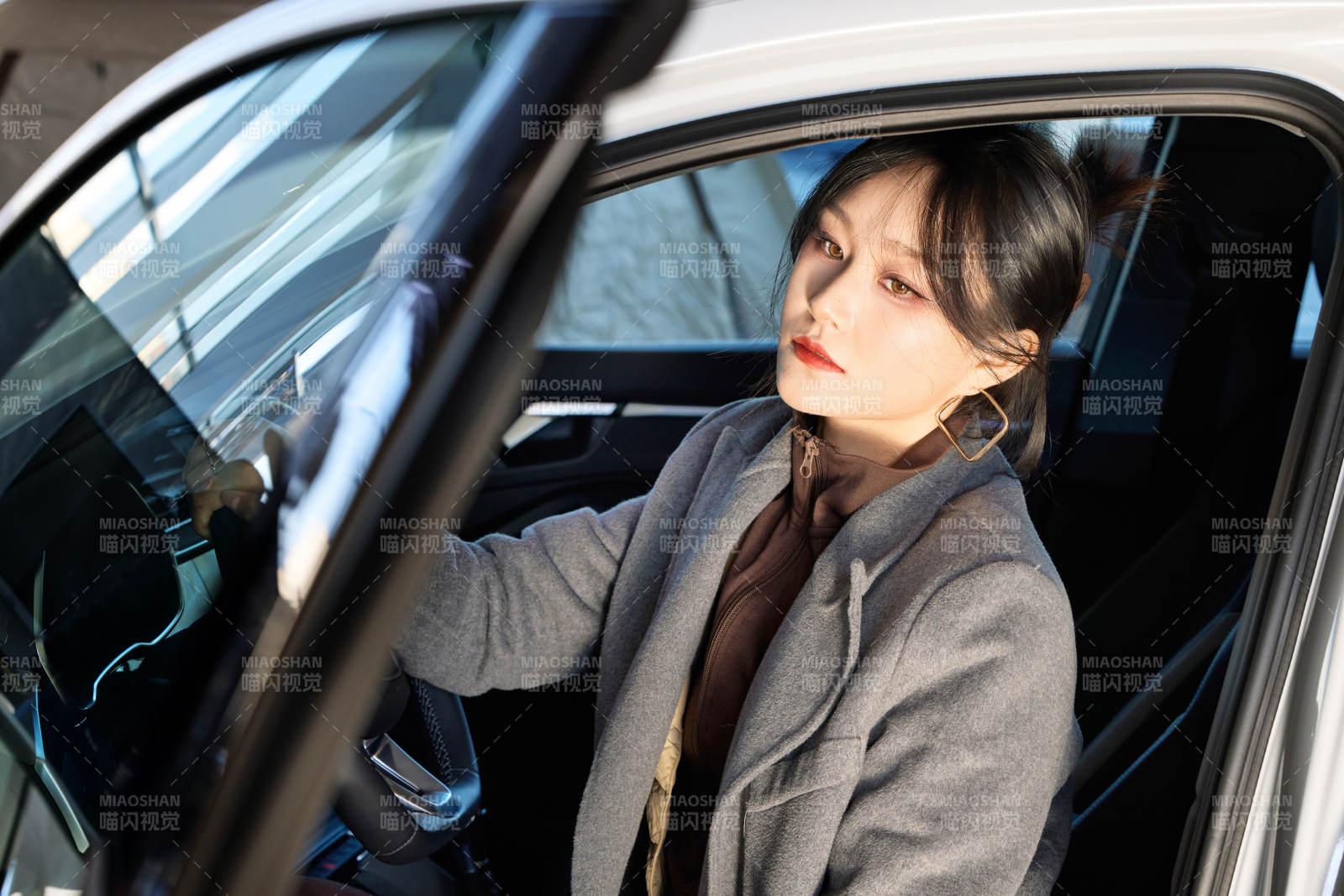 在汽車4S店試駕車輛的亞洲美女