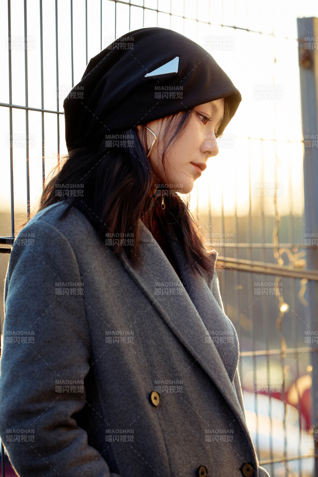 初冬在戶外停車場拍照的亞洲美女