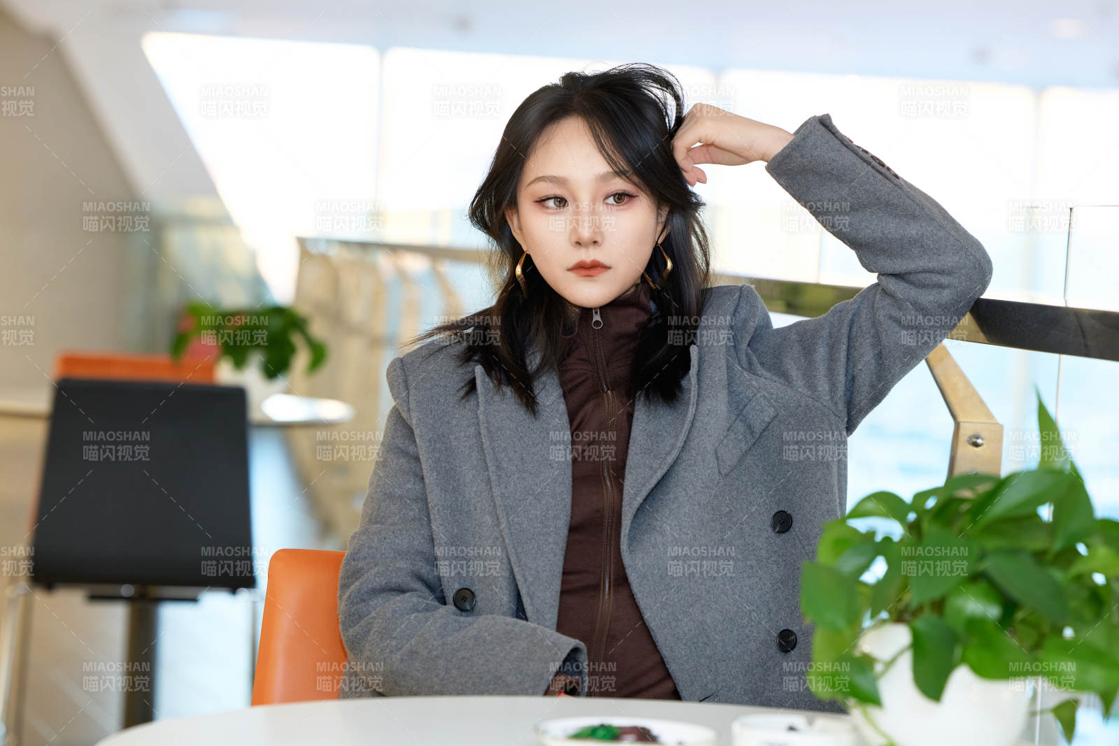 假日在商場休息區停留的亞洲美女