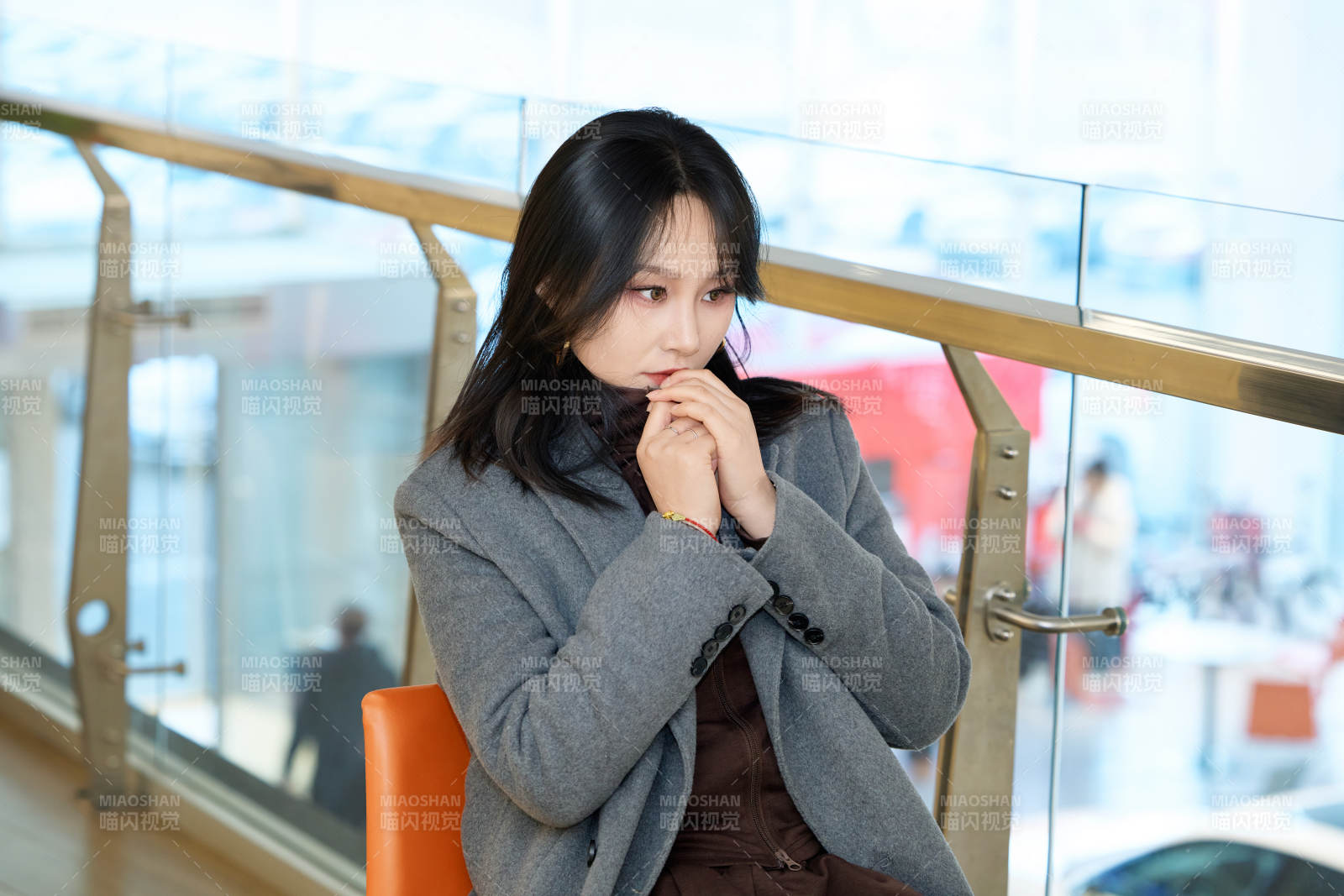 假日在商場休息區停留的亞洲美女