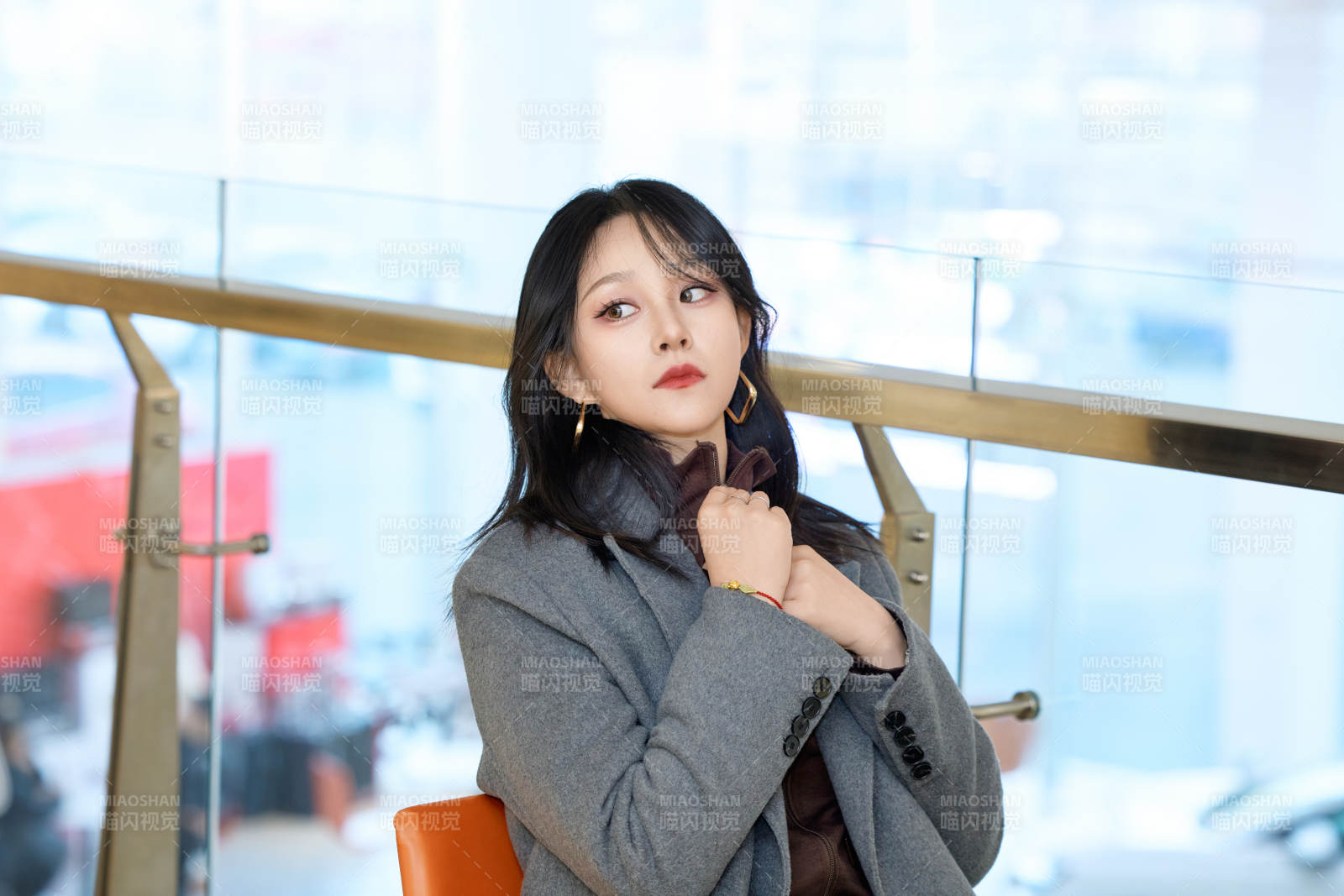 假日在商場休息區停留的亞洲美女