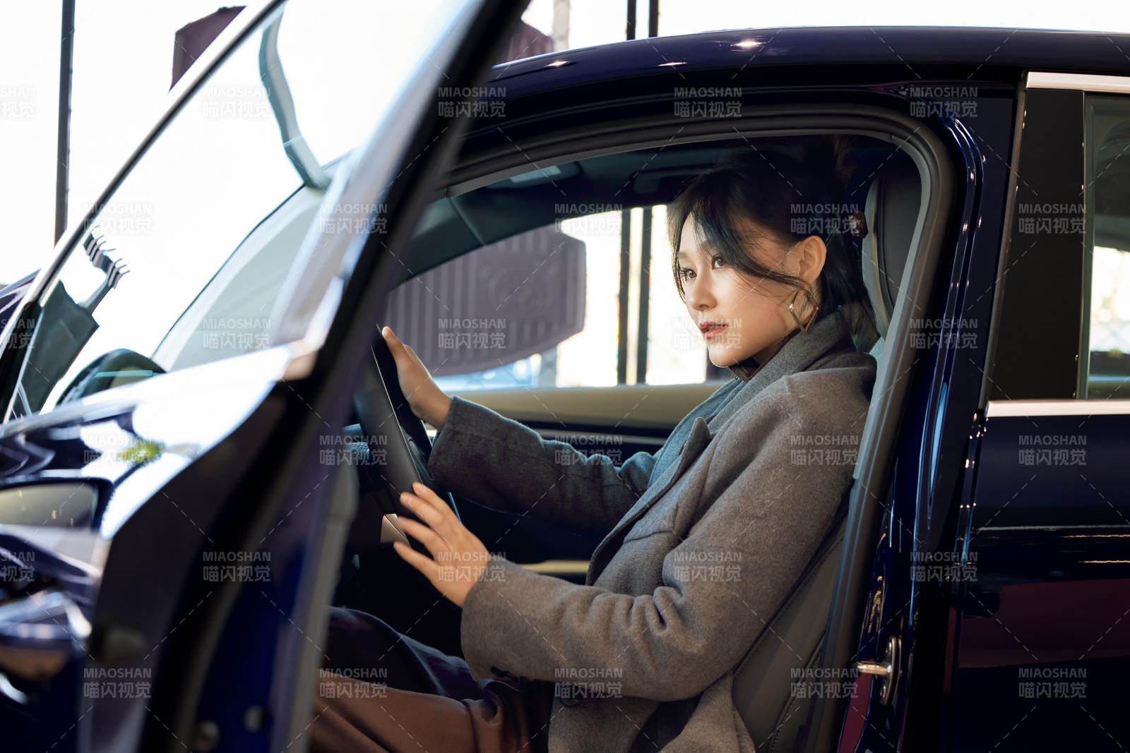 在汽車4S店試駕車輛的亞洲美女