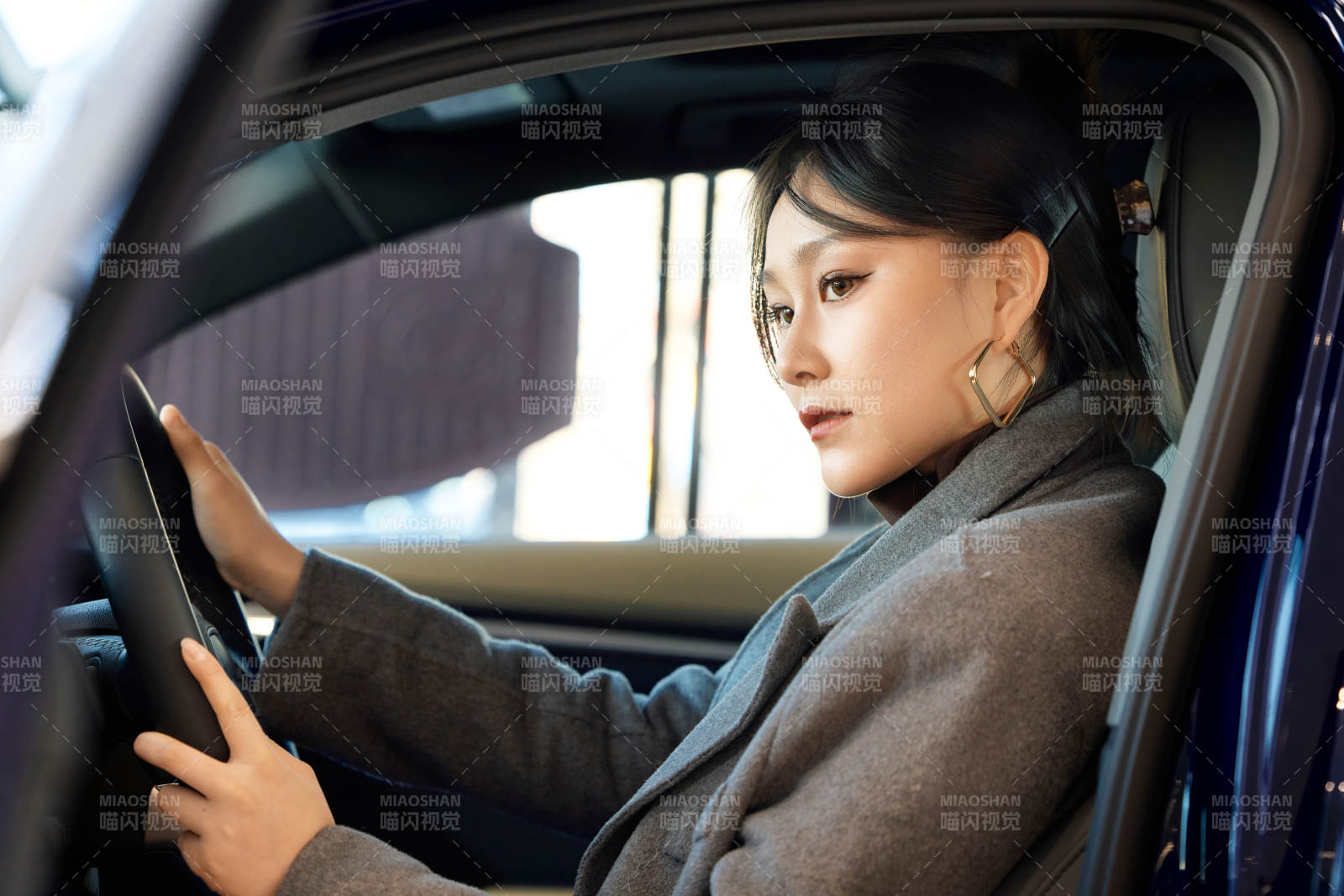 在汽車4S店試駕車輛的亞洲美女