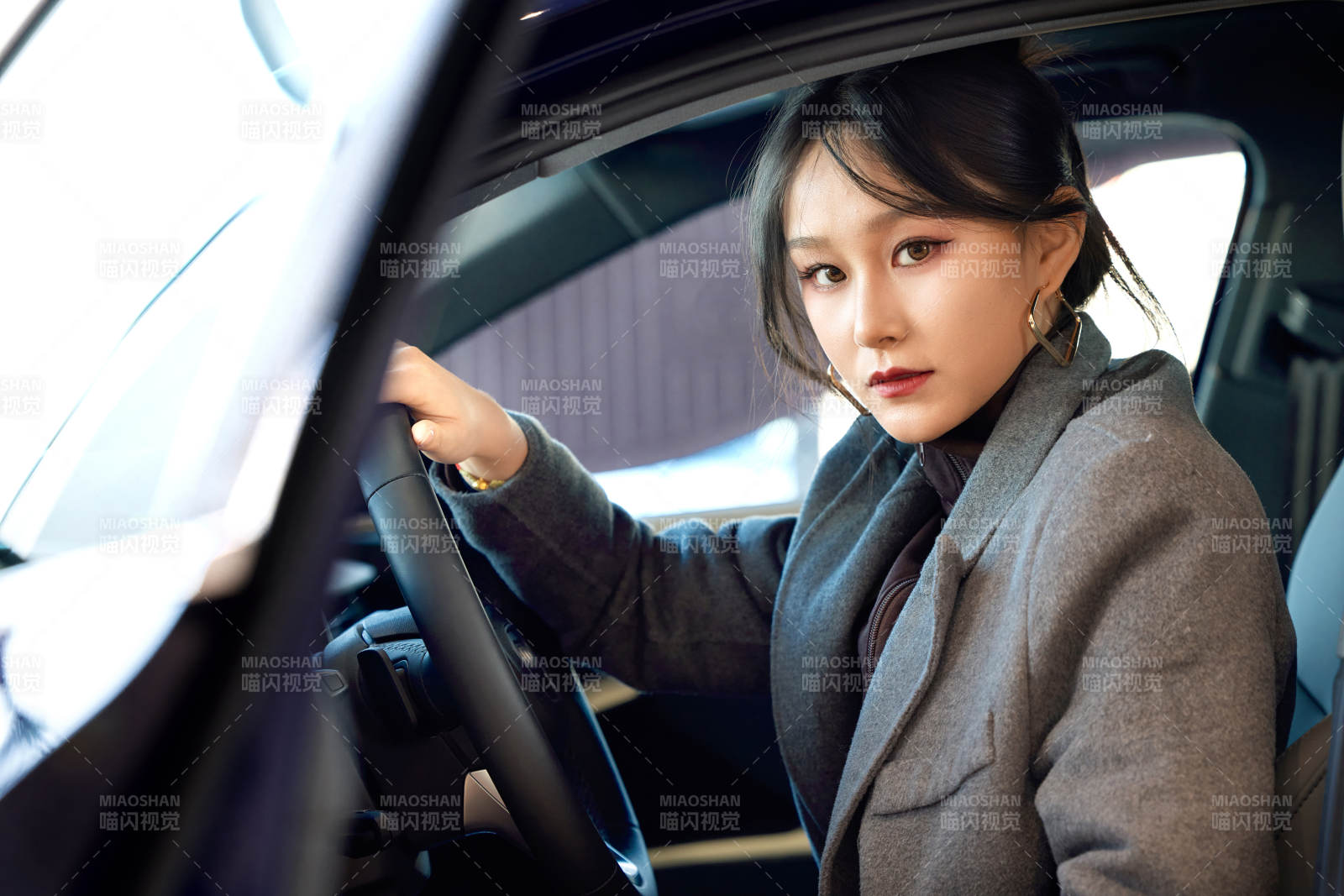 在汽車4S店試駕車輛的亞洲美女