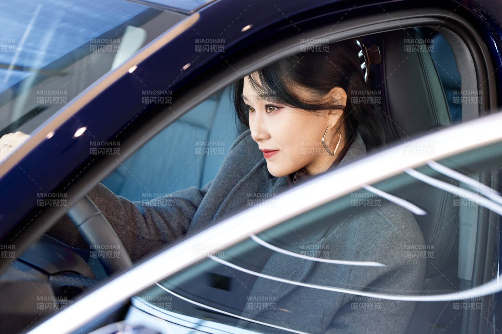 在汽車4S店試駕車輛的亞洲美女