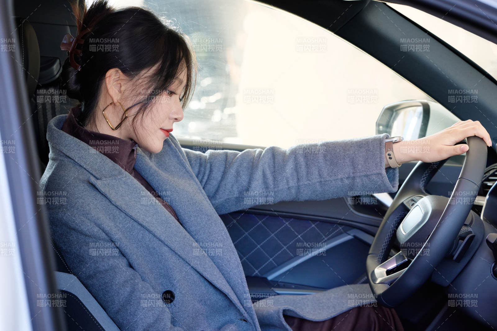 在汽車4S店試駕車輛的亞洲美女