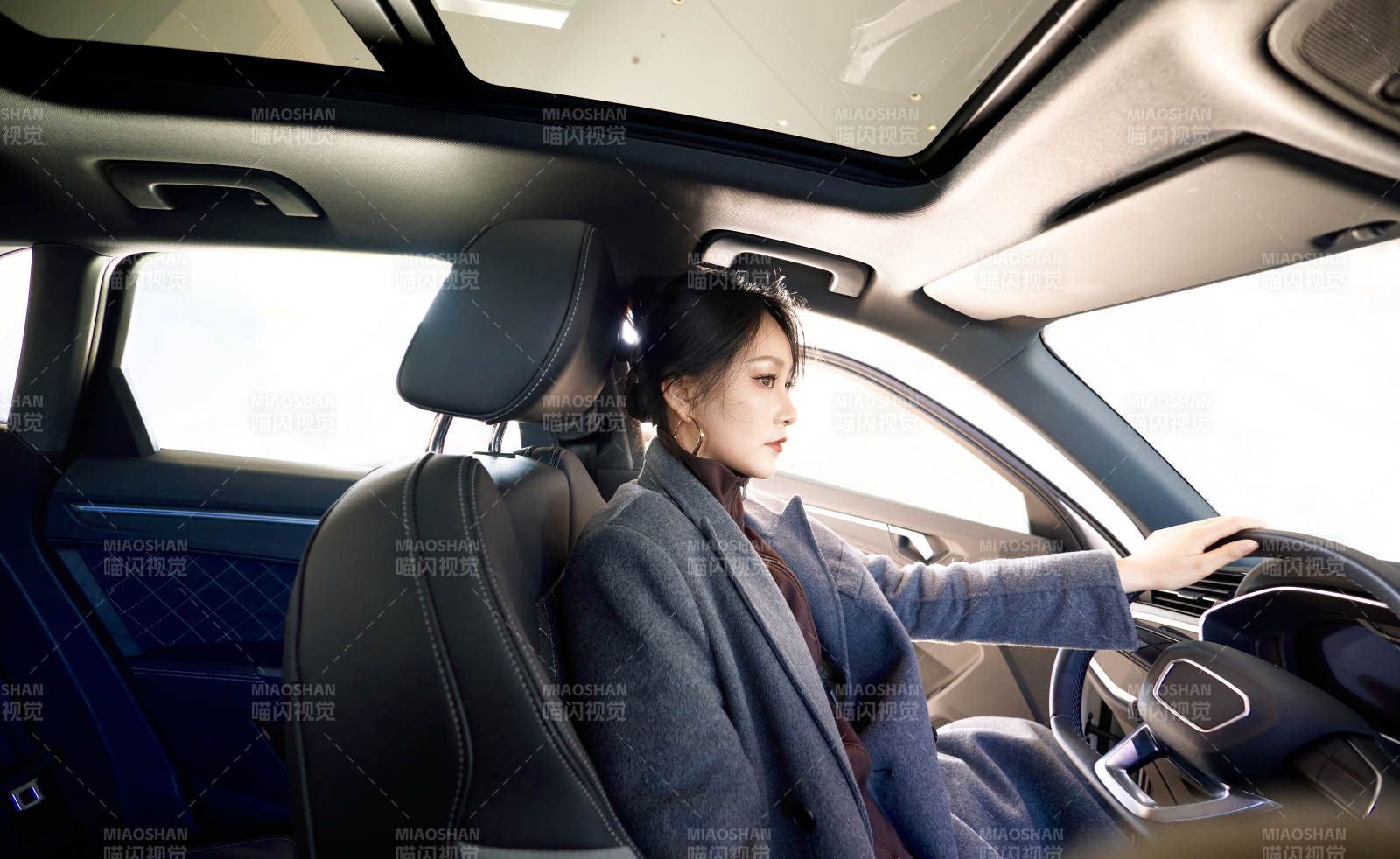 在汽車4S店試駕車輛的亞洲美女