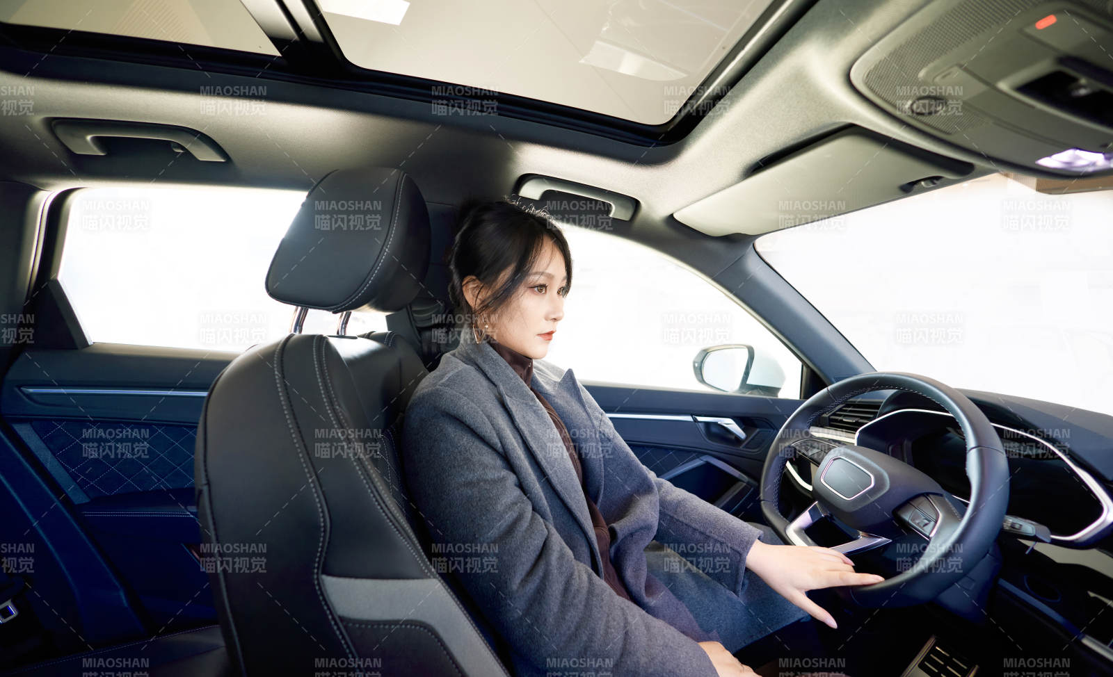 在汽車4S店試駕車輛的亞洲美女