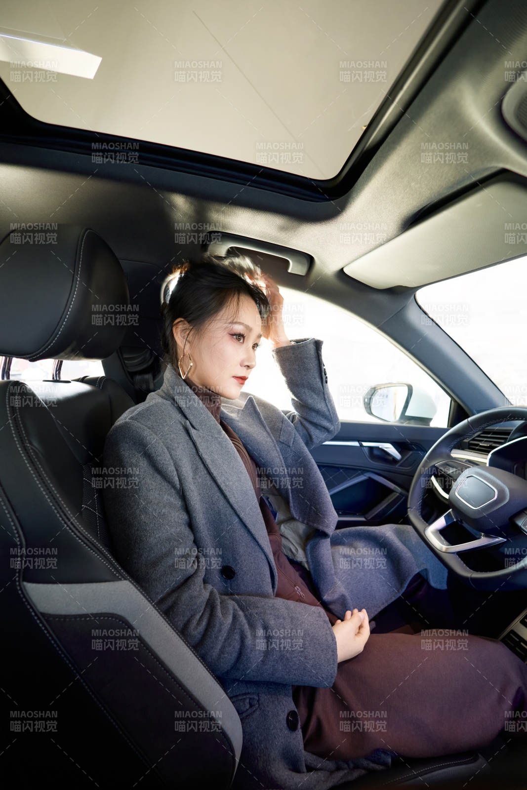 在汽车4S店试驾车辆的亚洲美女