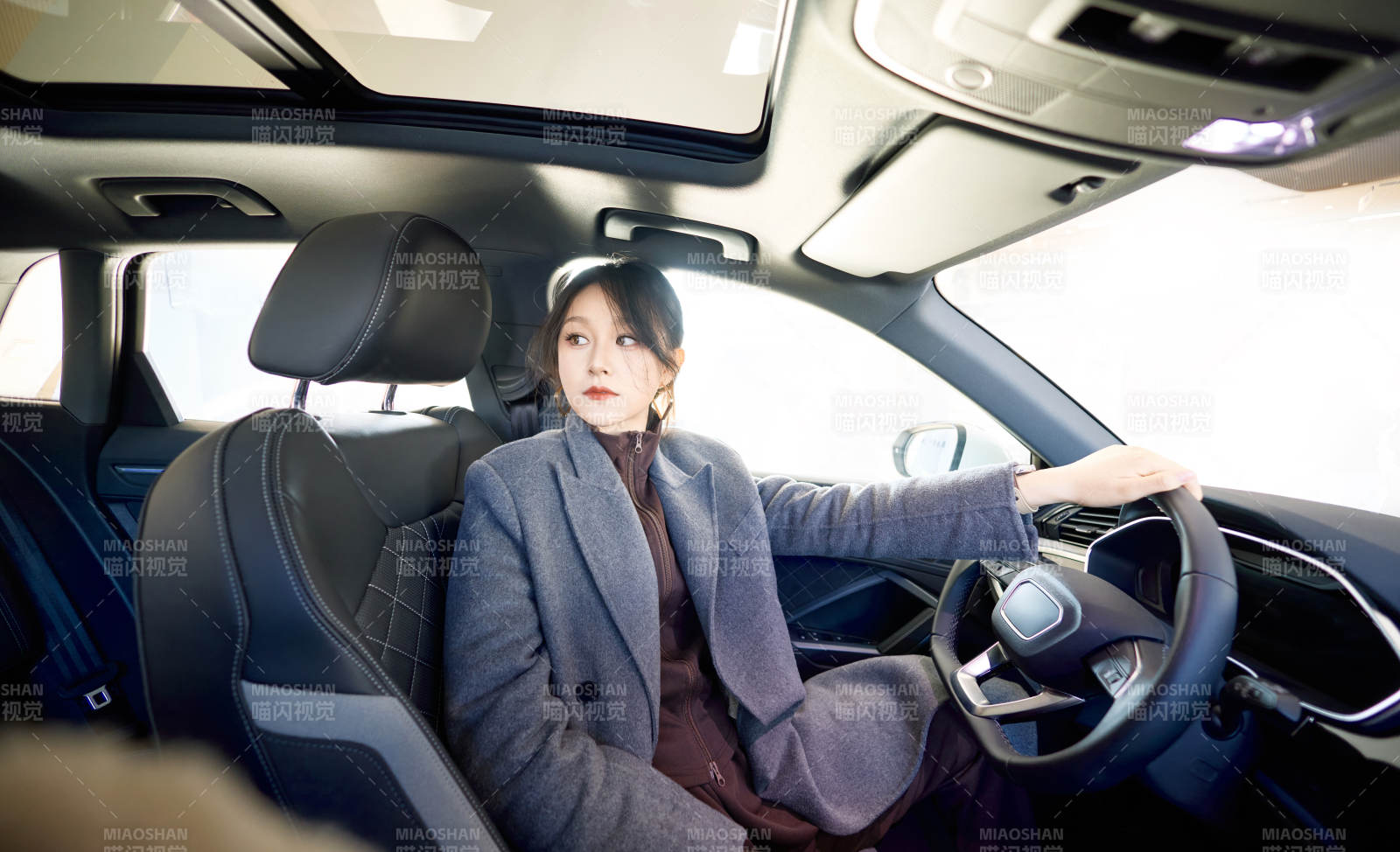 在汽車4S店試駕車輛的亞洲美女