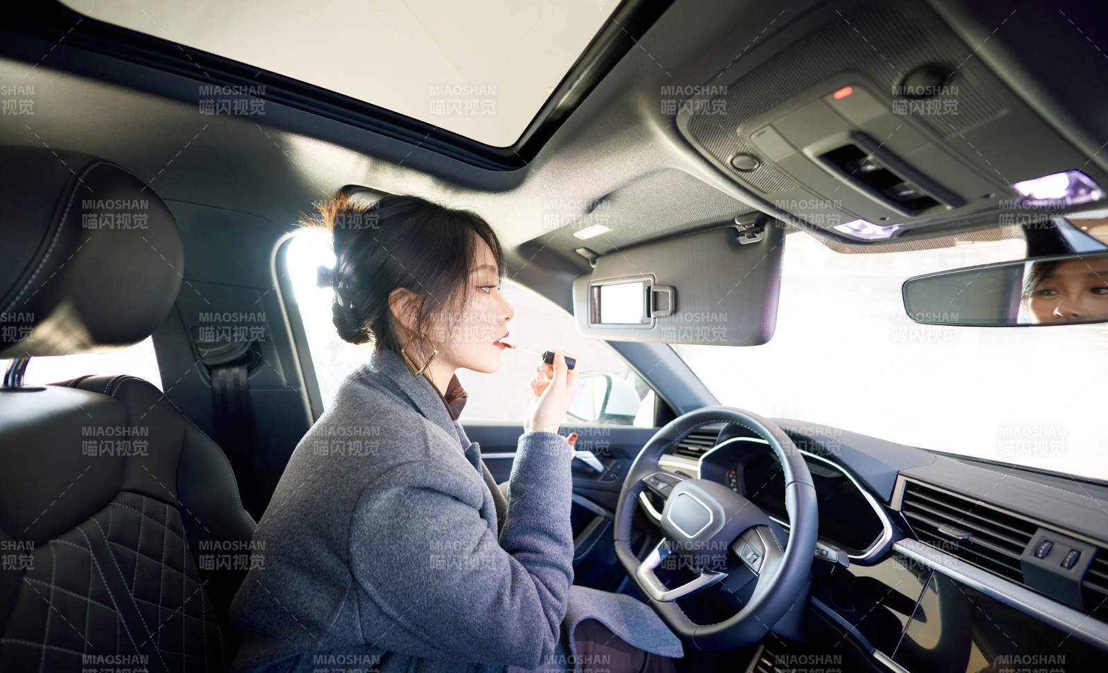 在汽車4S店試駕車輛的亞洲美女