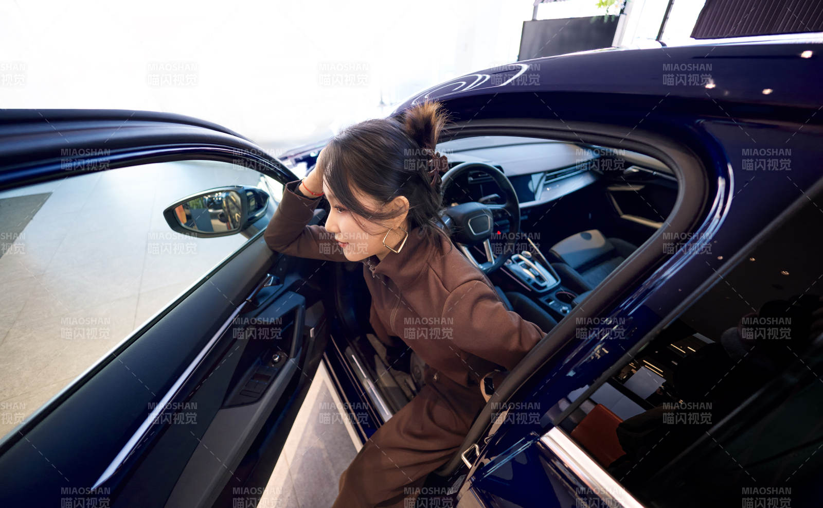 在汽車4S店試駕車輛的亞洲美女