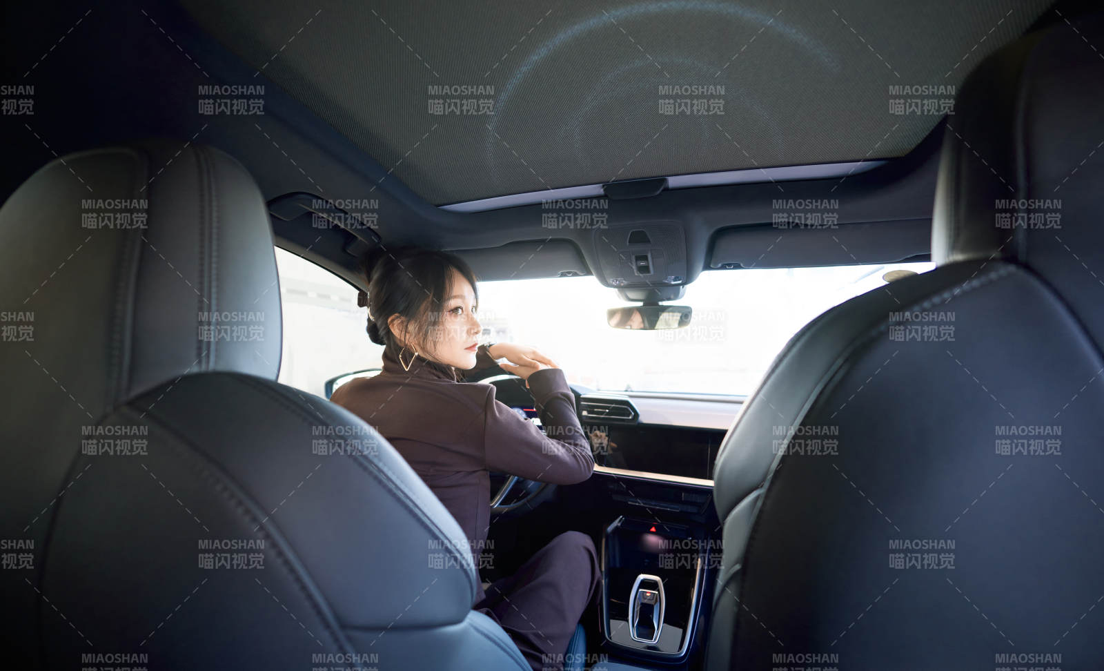 在汽车4S店试驾车辆的亚洲美女