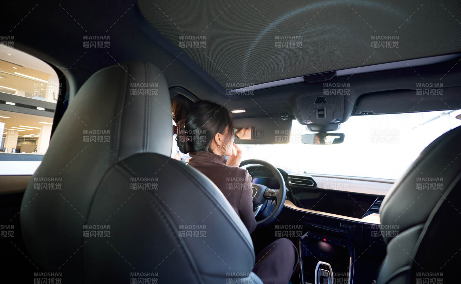 在汽車4S店試駕車輛的亞洲美女