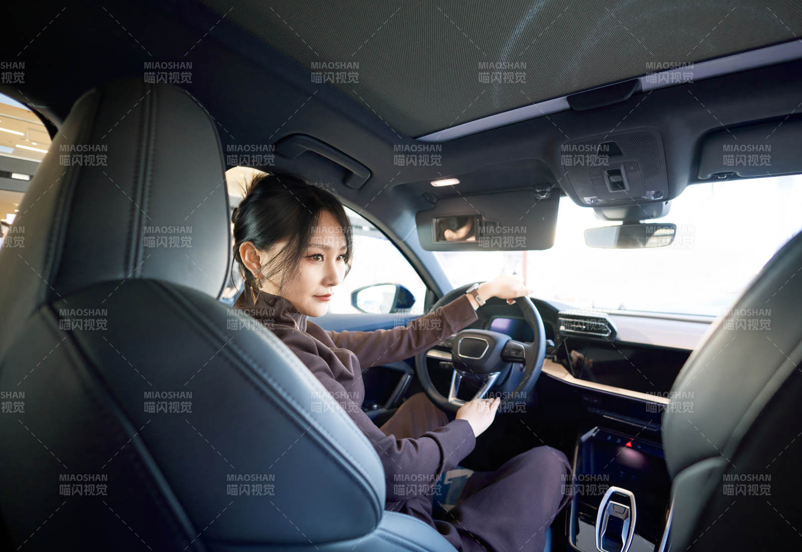 在汽車4S店試駕車輛的亞洲美女