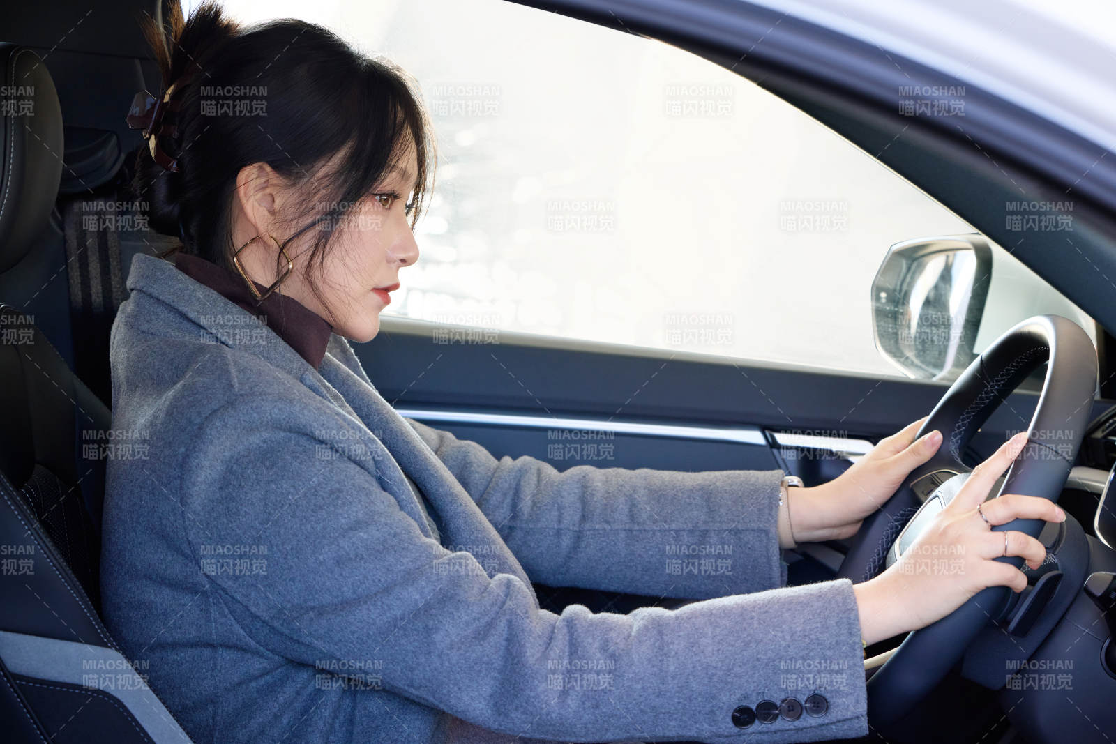 在汽車4S店試駕車輛的亞洲美女