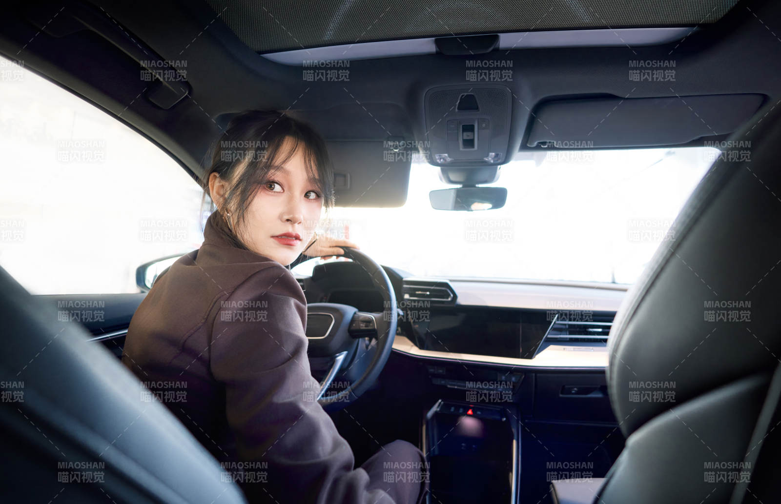 在汽車4S店試駕車輛的亞洲美女