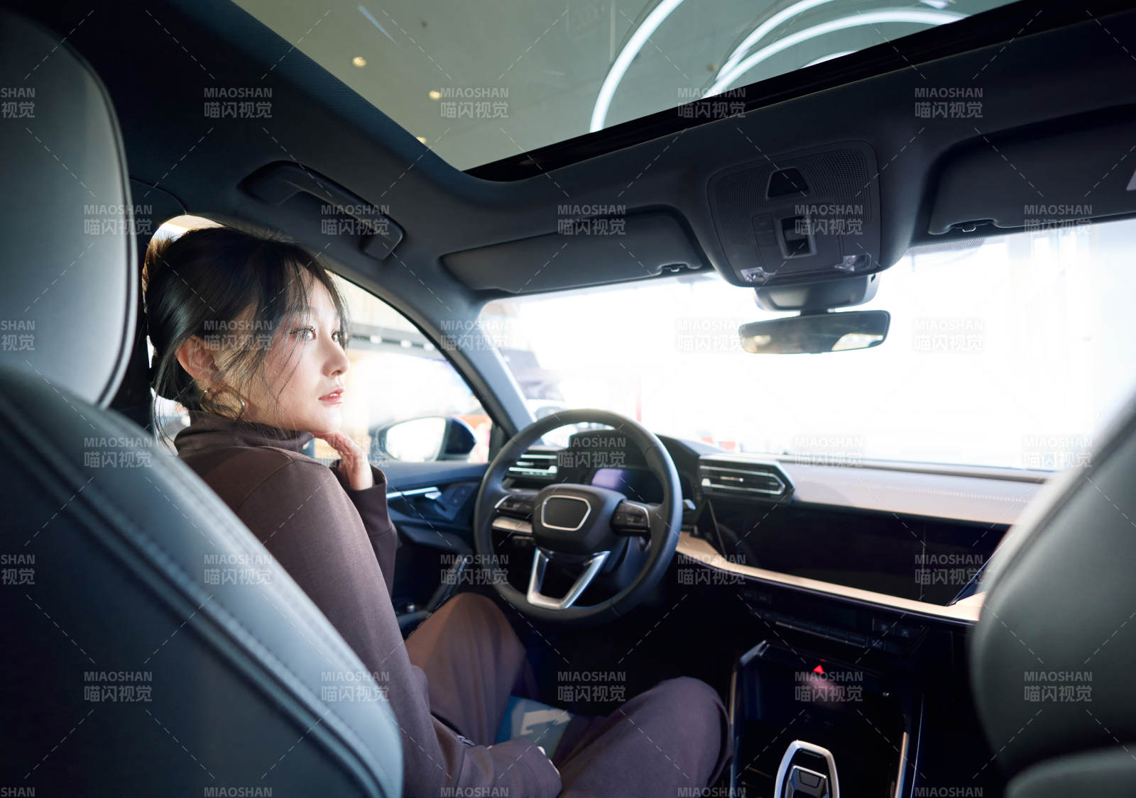 在汽車4S店試駕車輛的亞洲美女