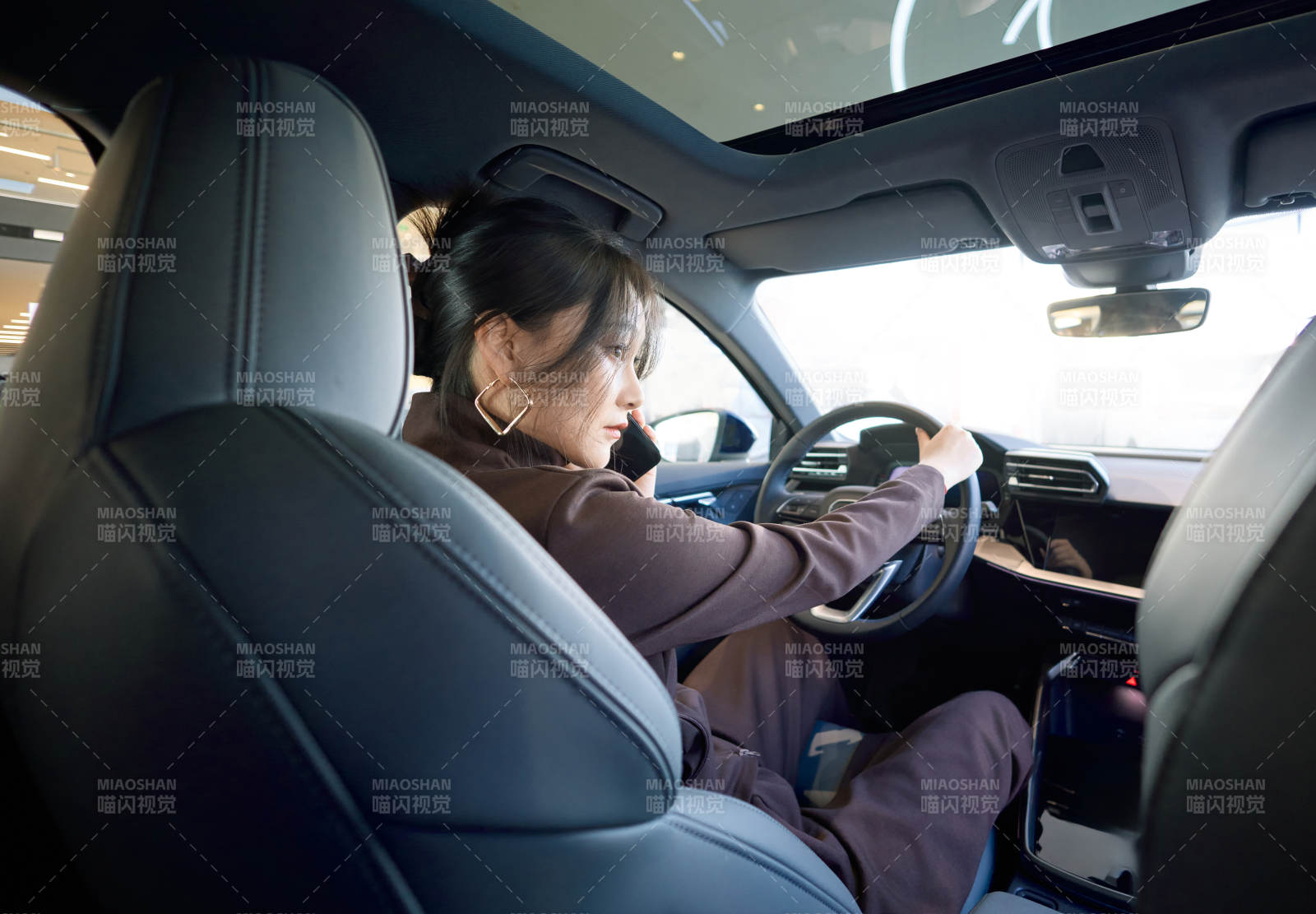 在汽車4S店試駕車輛的亞洲美女