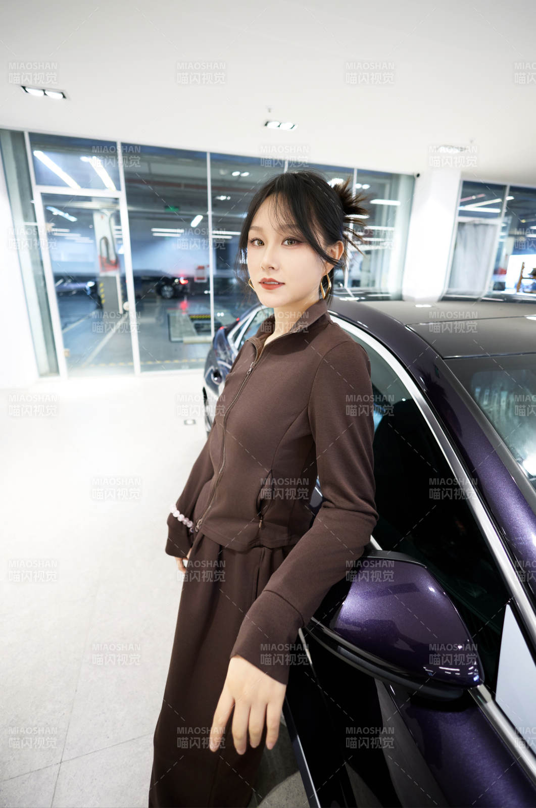 在汽車4S店試駕車輛的亞洲美女