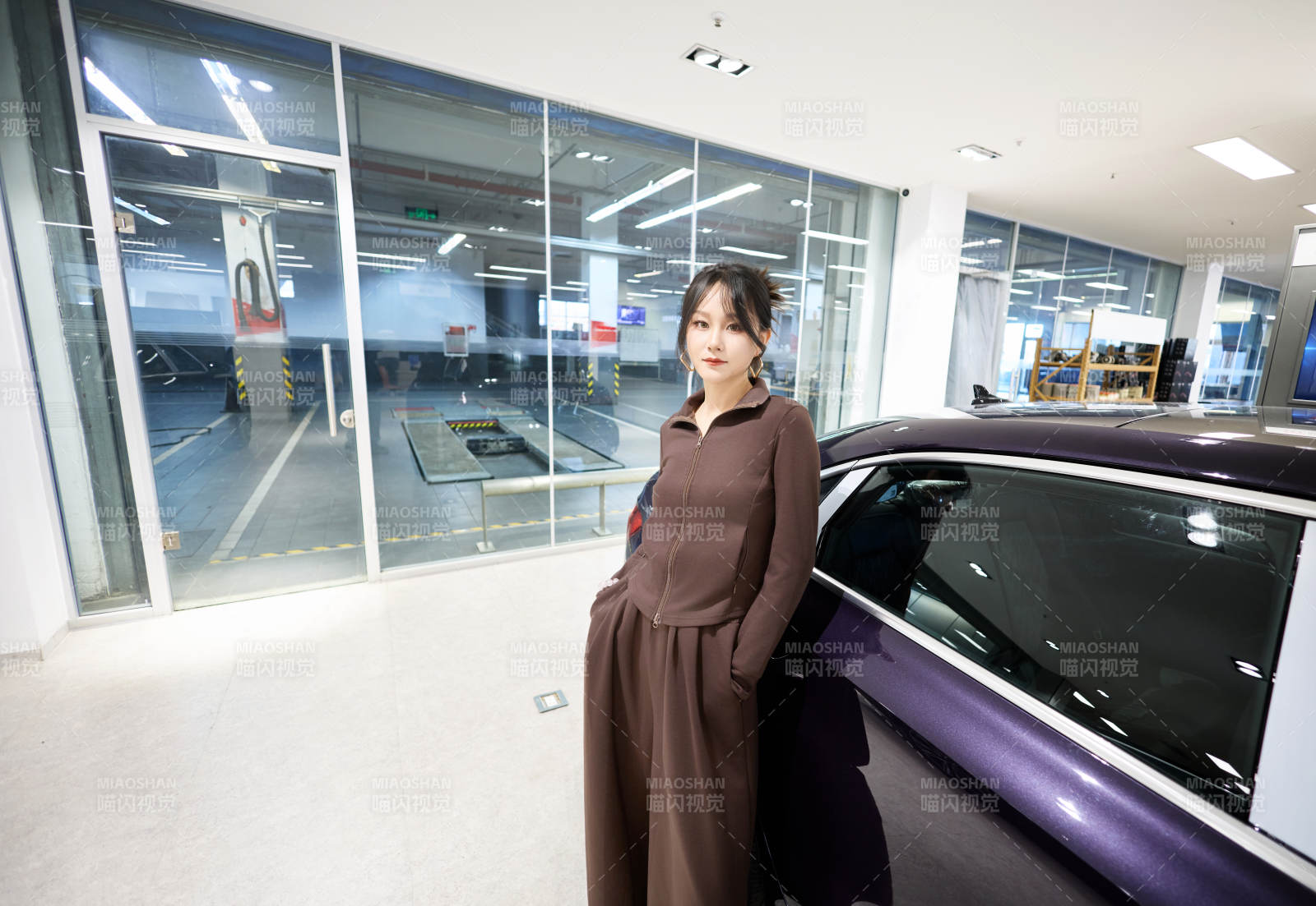 在汽车4S店试驾车辆的亚洲美女