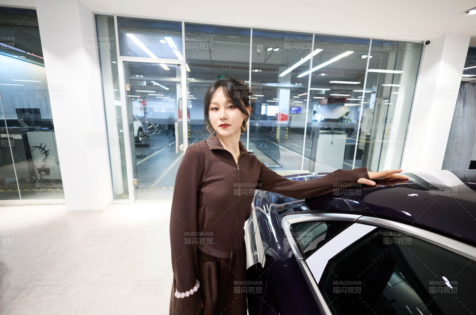 在汽車4S店試駕車輛的亞洲美女