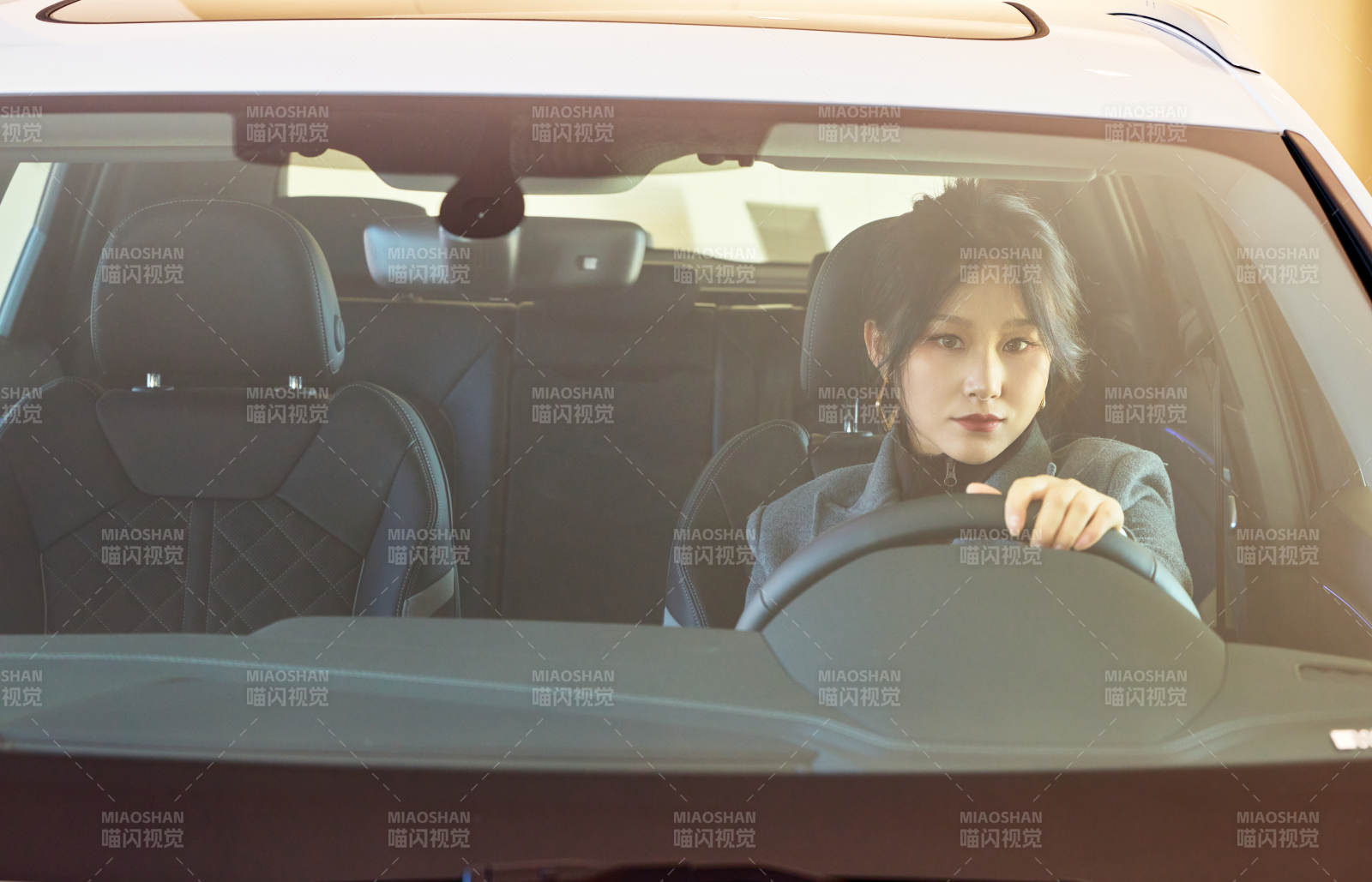 在汽車4S店試駕車輛的亞洲美女