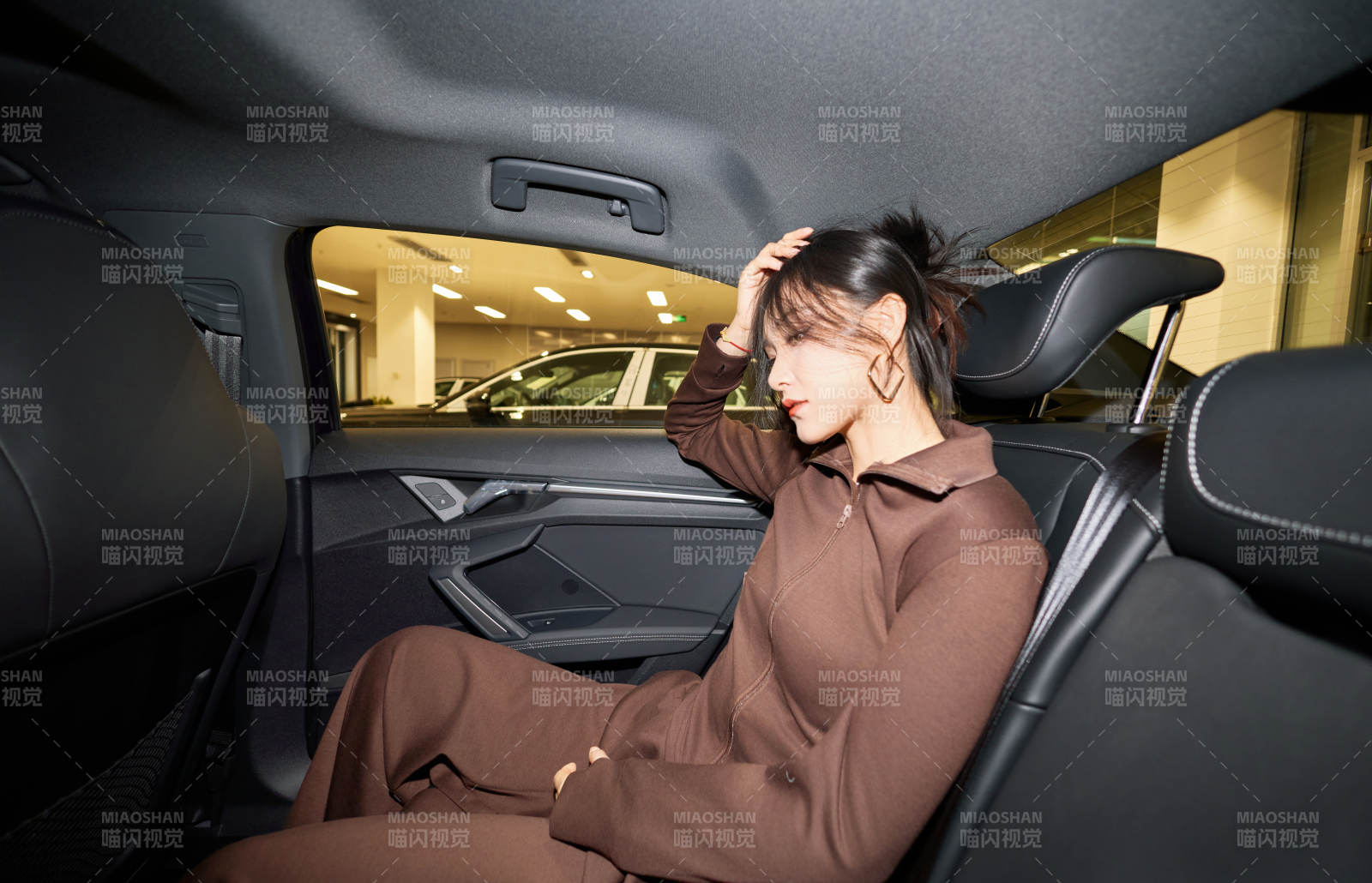 在汽車4S店試駕車輛的亞洲美女