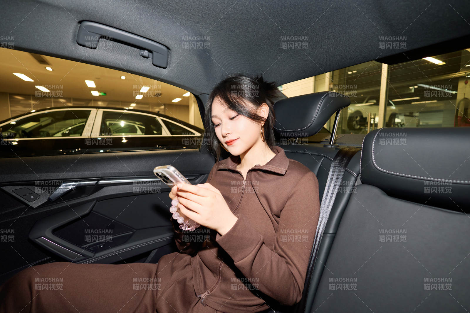 在汽車4S店試駕車輛的亞洲美女