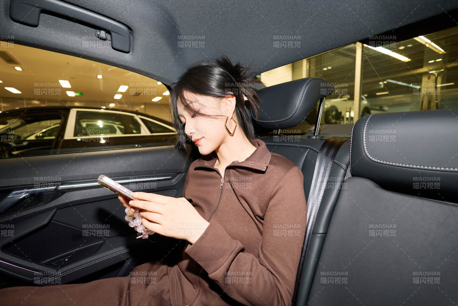 在汽車4S店試駕車輛的亞洲美女