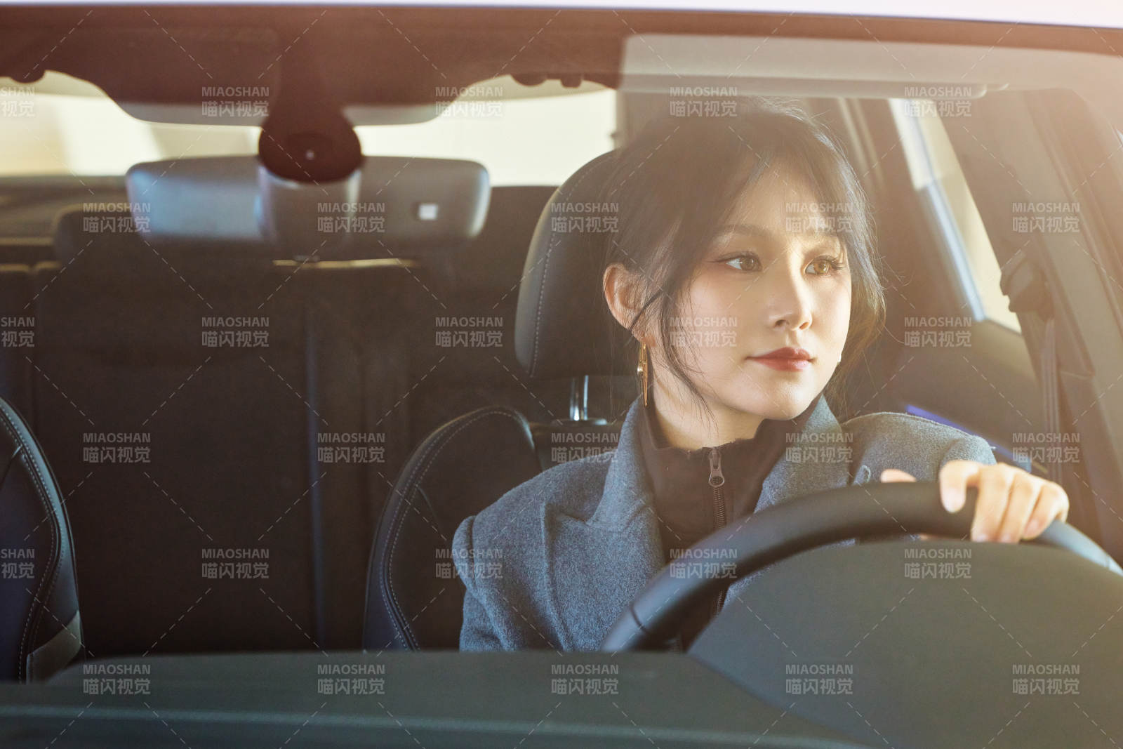 在汽車4S店試駕車輛的亞洲美女