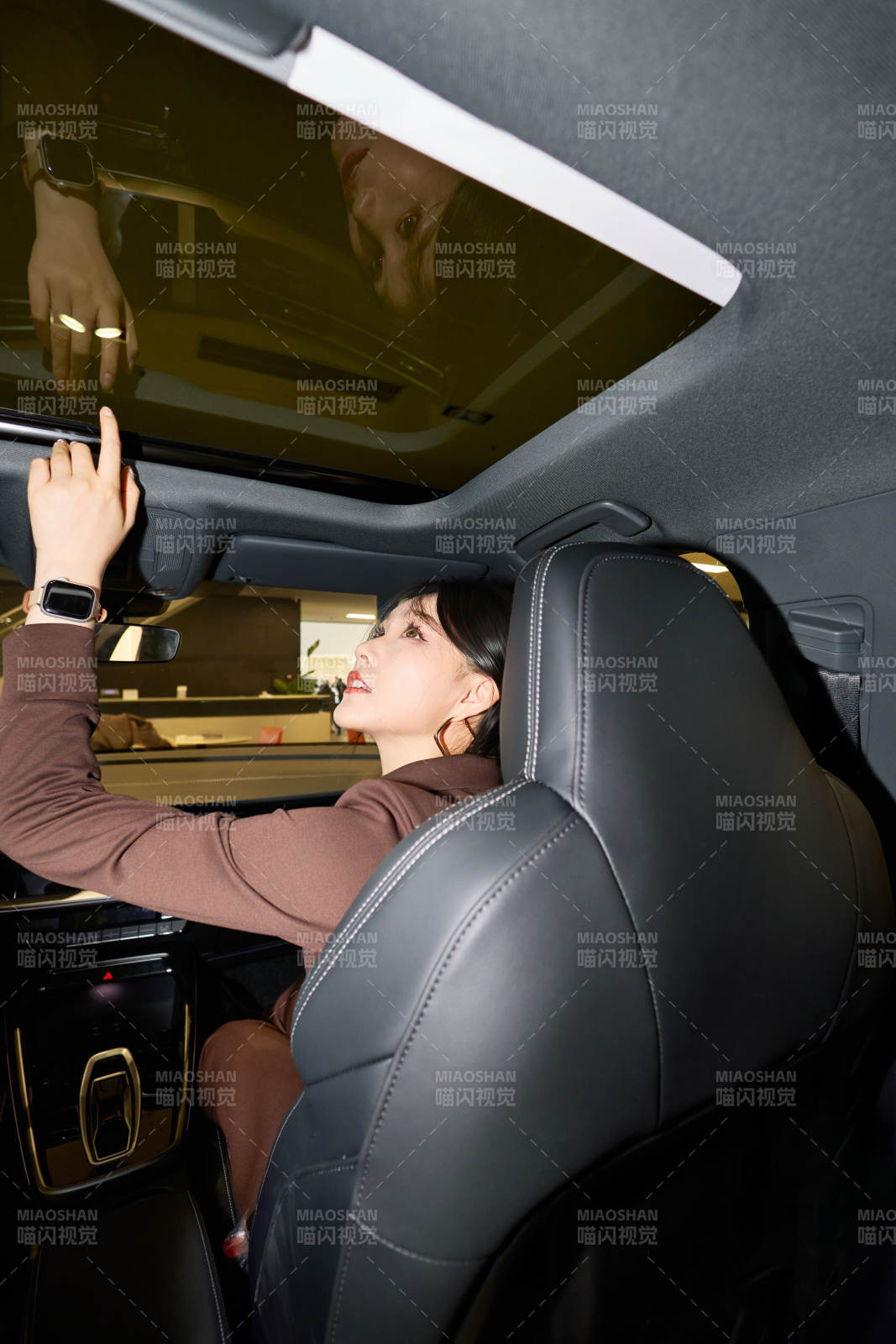 在汽车4S店试驾车辆的亚洲美女