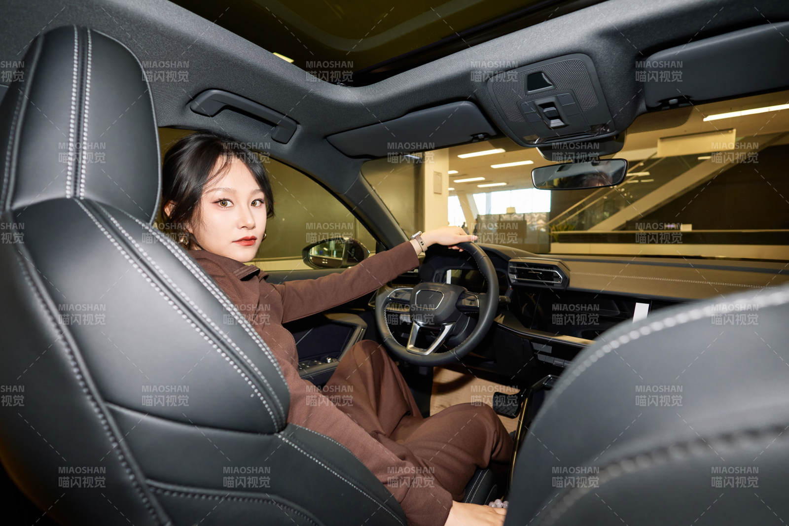 在汽車4S店試駕車輛的亞洲美女