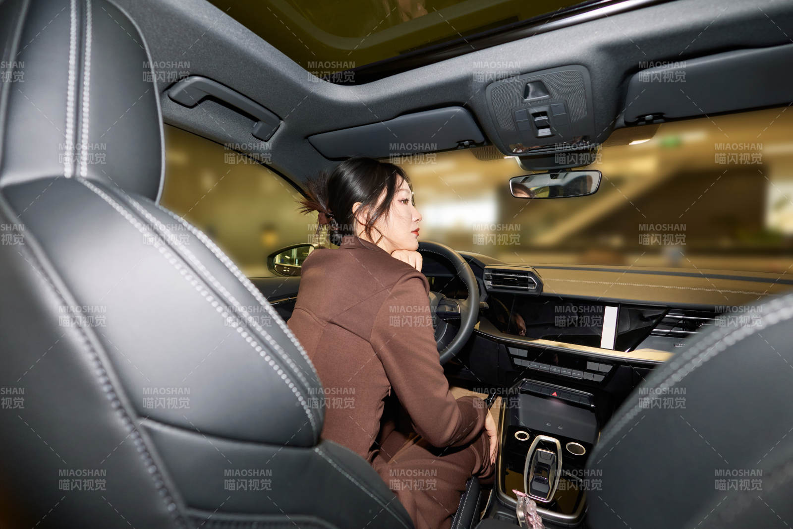 在汽車4S店試駕車輛的亞洲美女