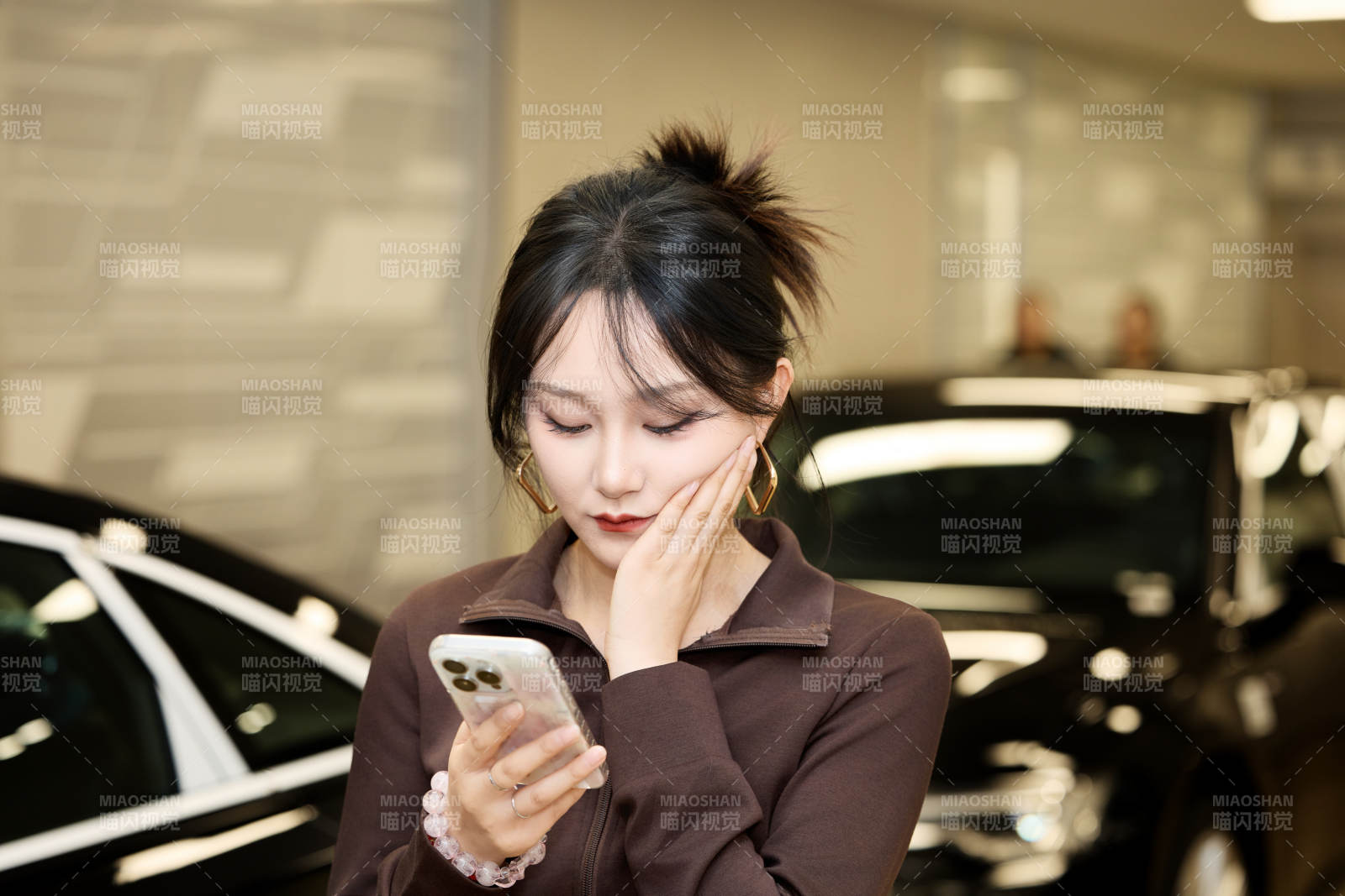 在汽車4S店試駕車輛的亞洲美女