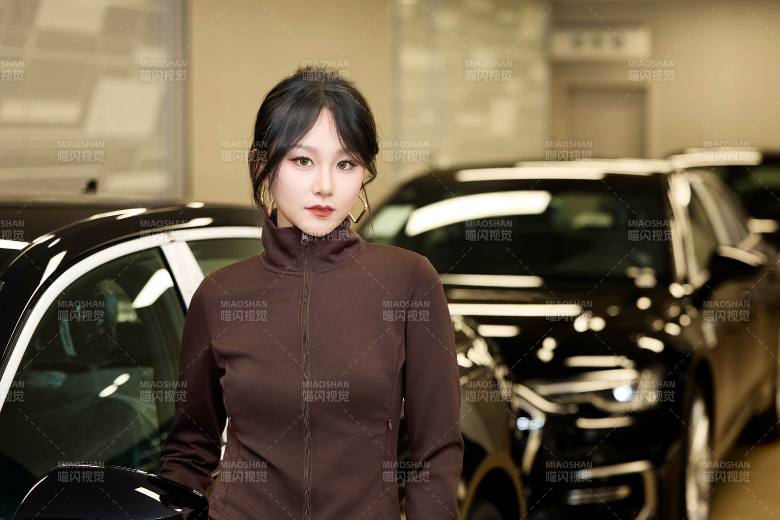 在汽車4S店試駕車輛的亞洲美女