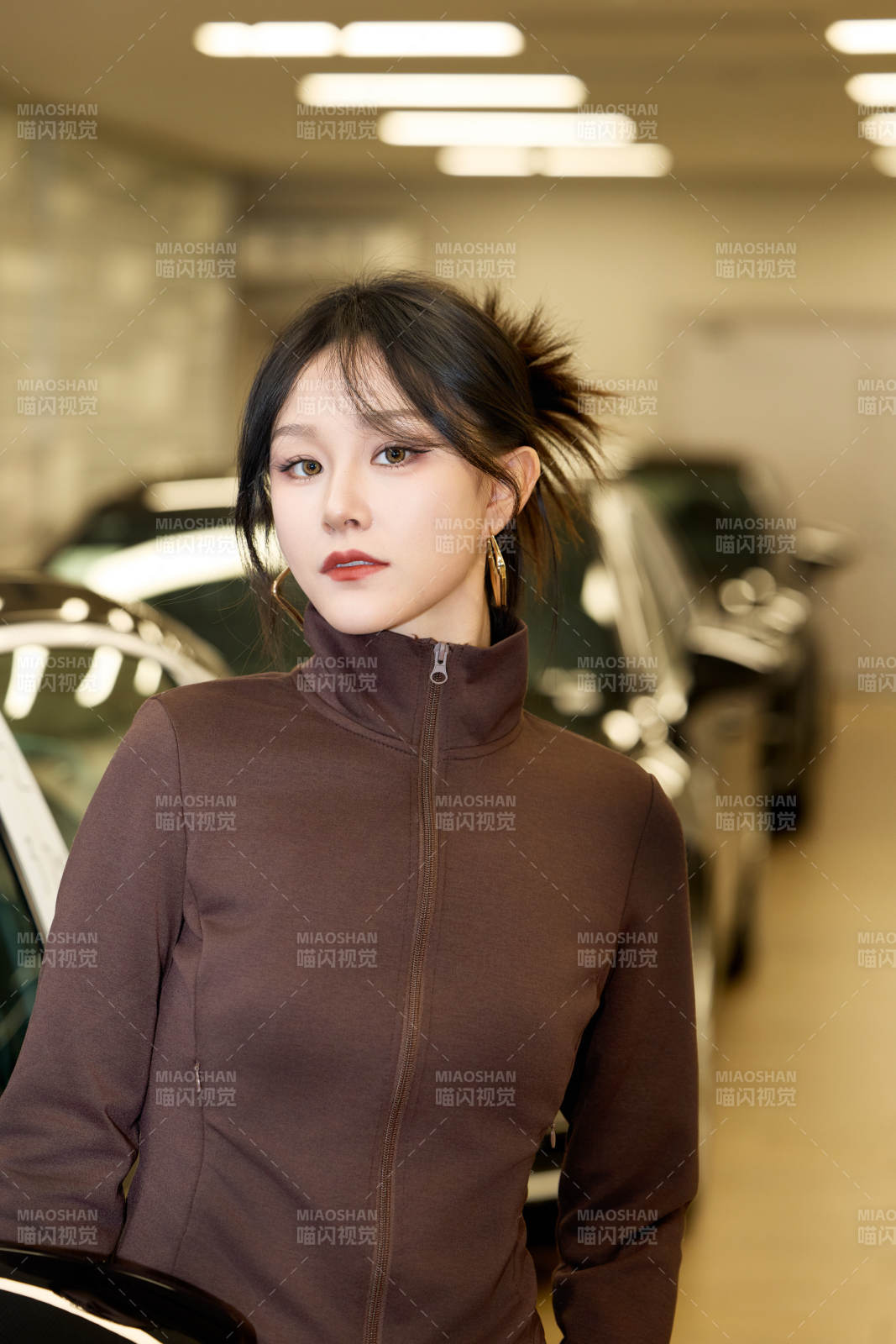 在汽車4S店試駕車輛的亞洲美女