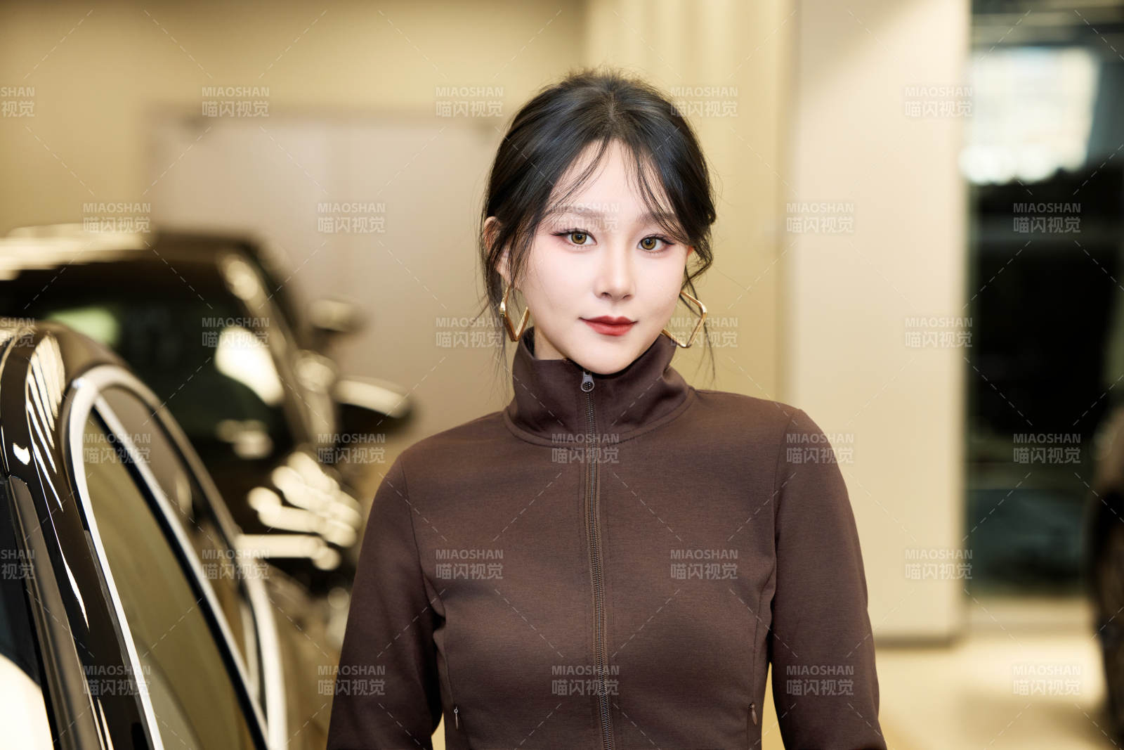 在汽車4S店試駕車輛的亞洲美女