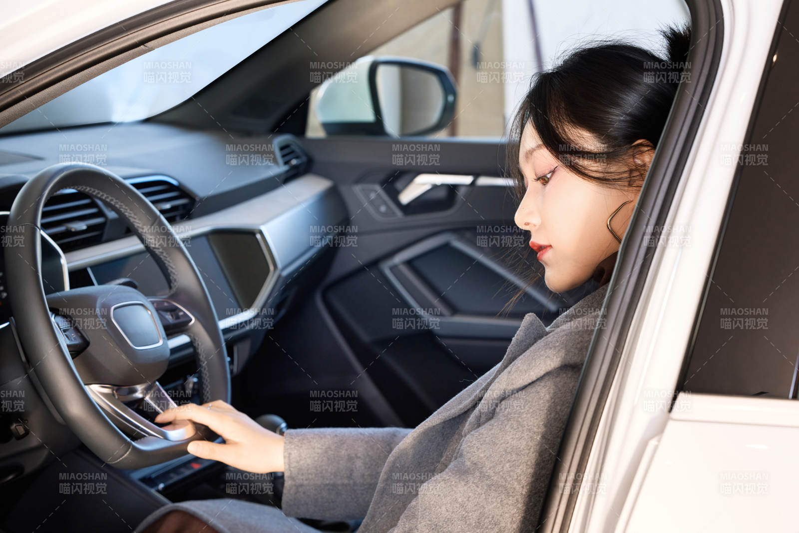 在汽車4S店試駕車輛的亞洲美女