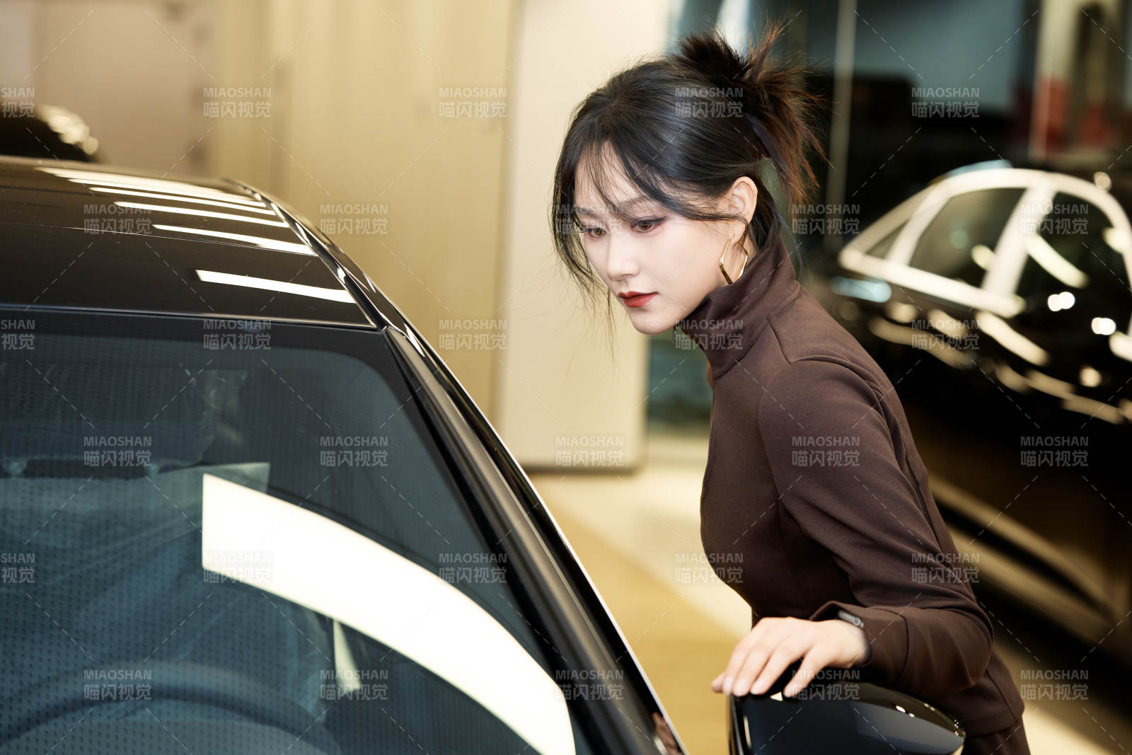 在汽車4S店試駕車輛的亞洲美女