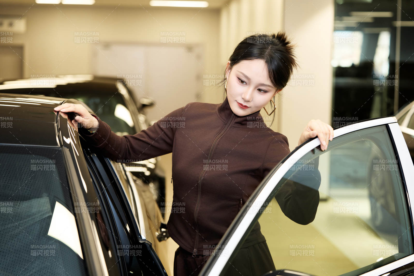 在汽車4S店試駕車輛的亞洲美女