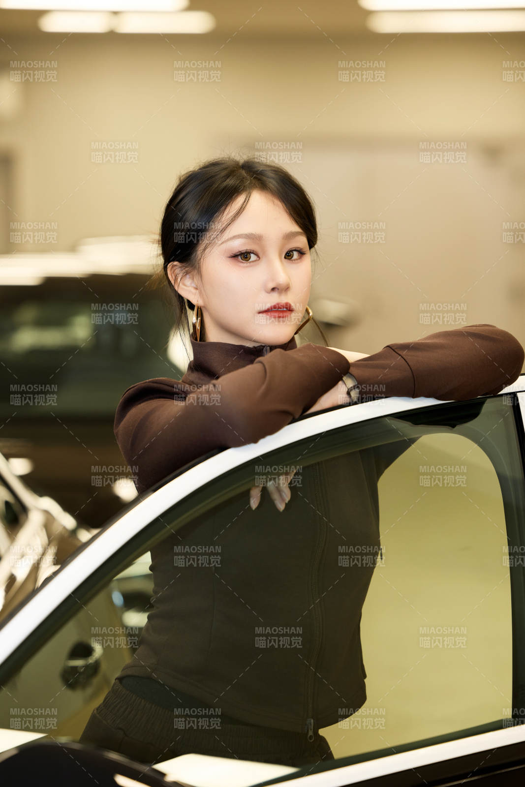 在汽車(chē)4S店試駕車(chē)輛的亞洲美女