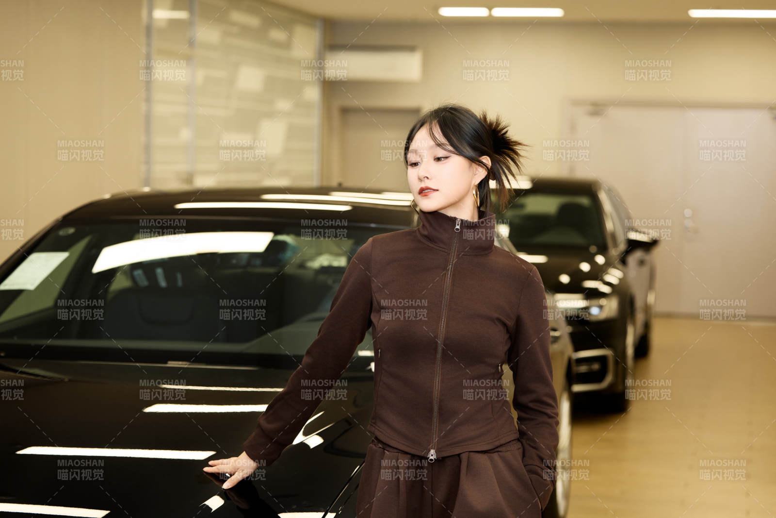 在汽車4S店試駕車輛的亞洲美女