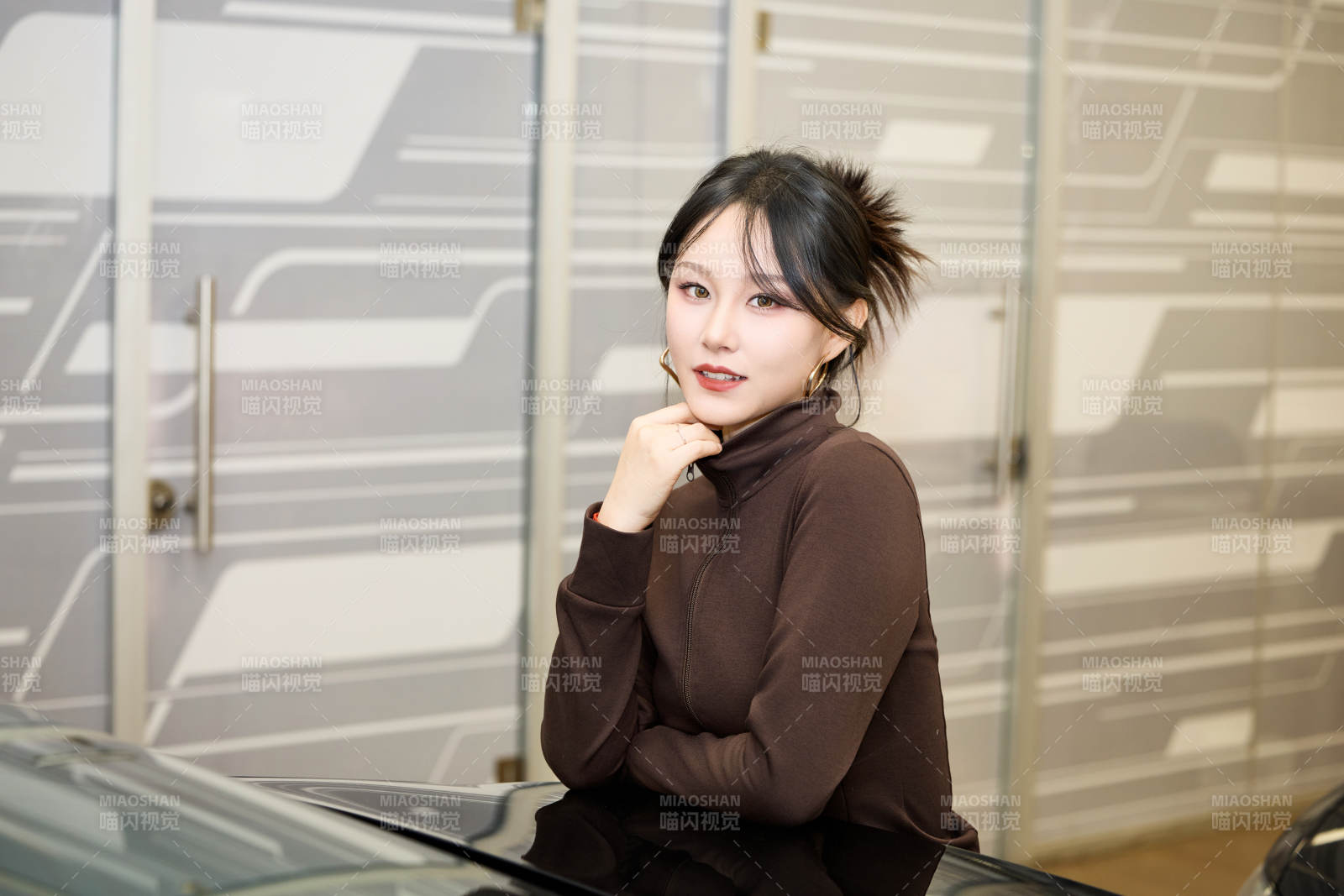 在汽車4S店試駕車輛的亞洲美女