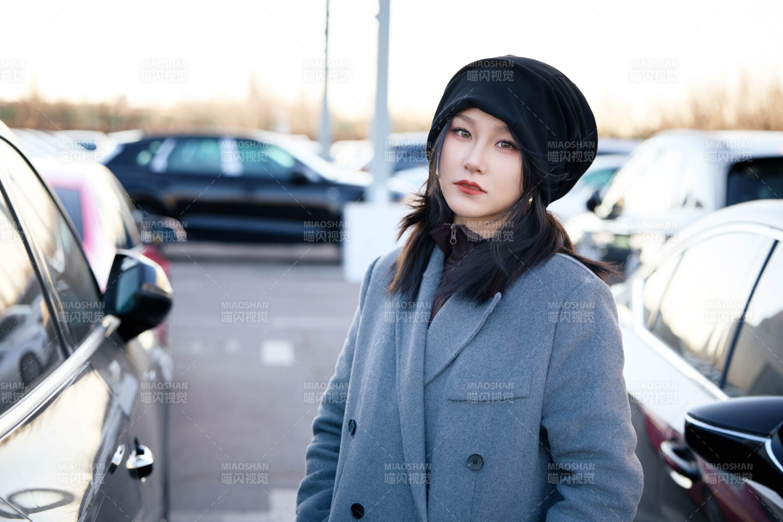 初冬在户外停车场拍照的亚洲美女
