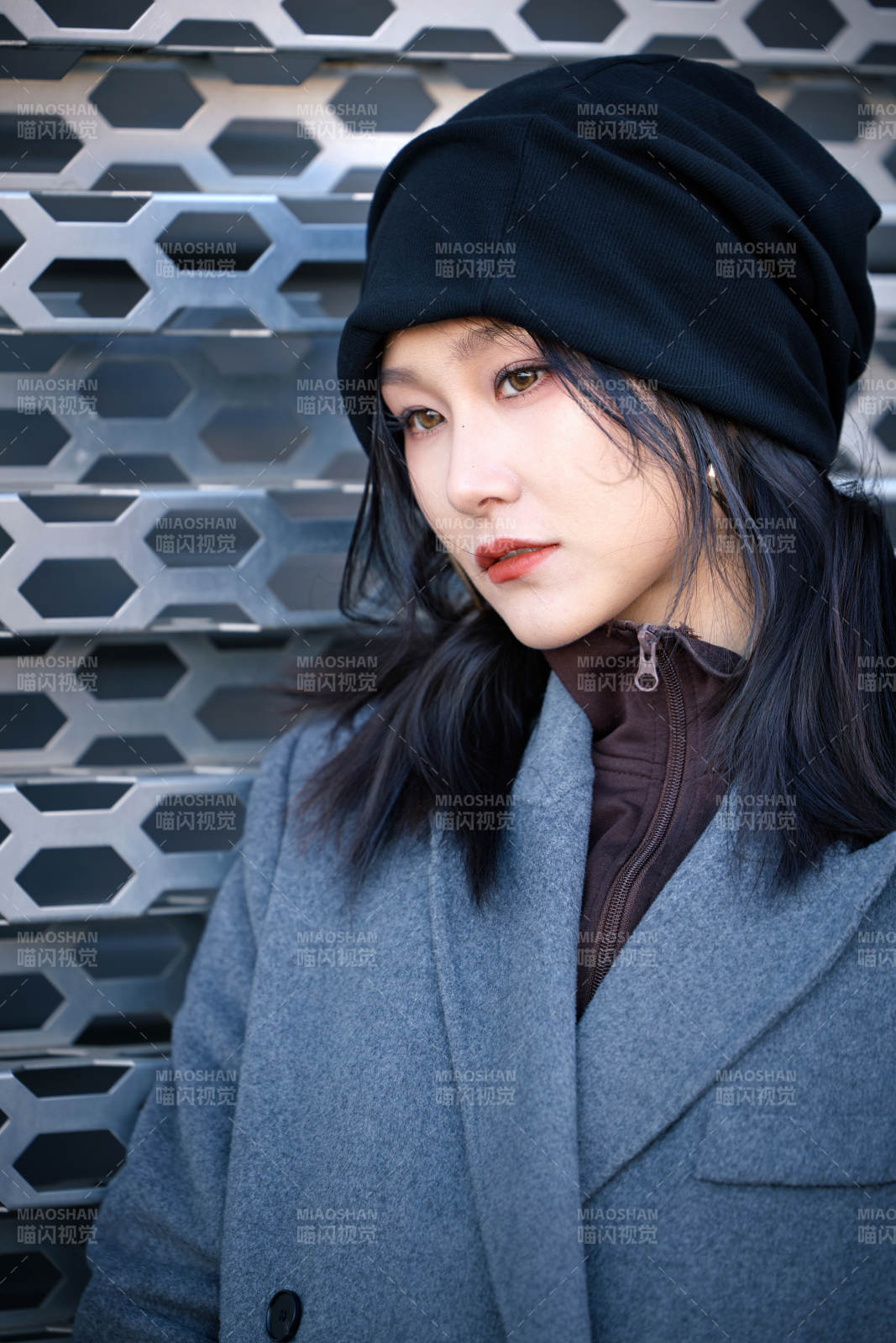 初冬在戶外停車場拍照的亞洲美女