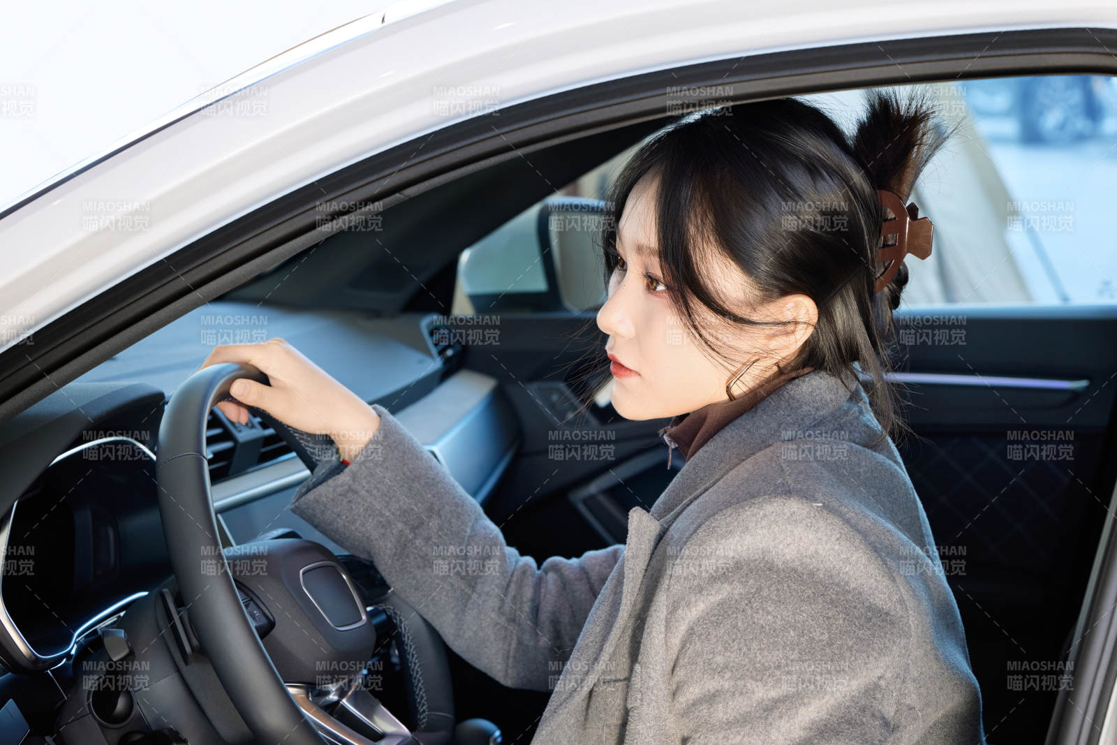 在汽車4S店試駕車輛的亞洲美女